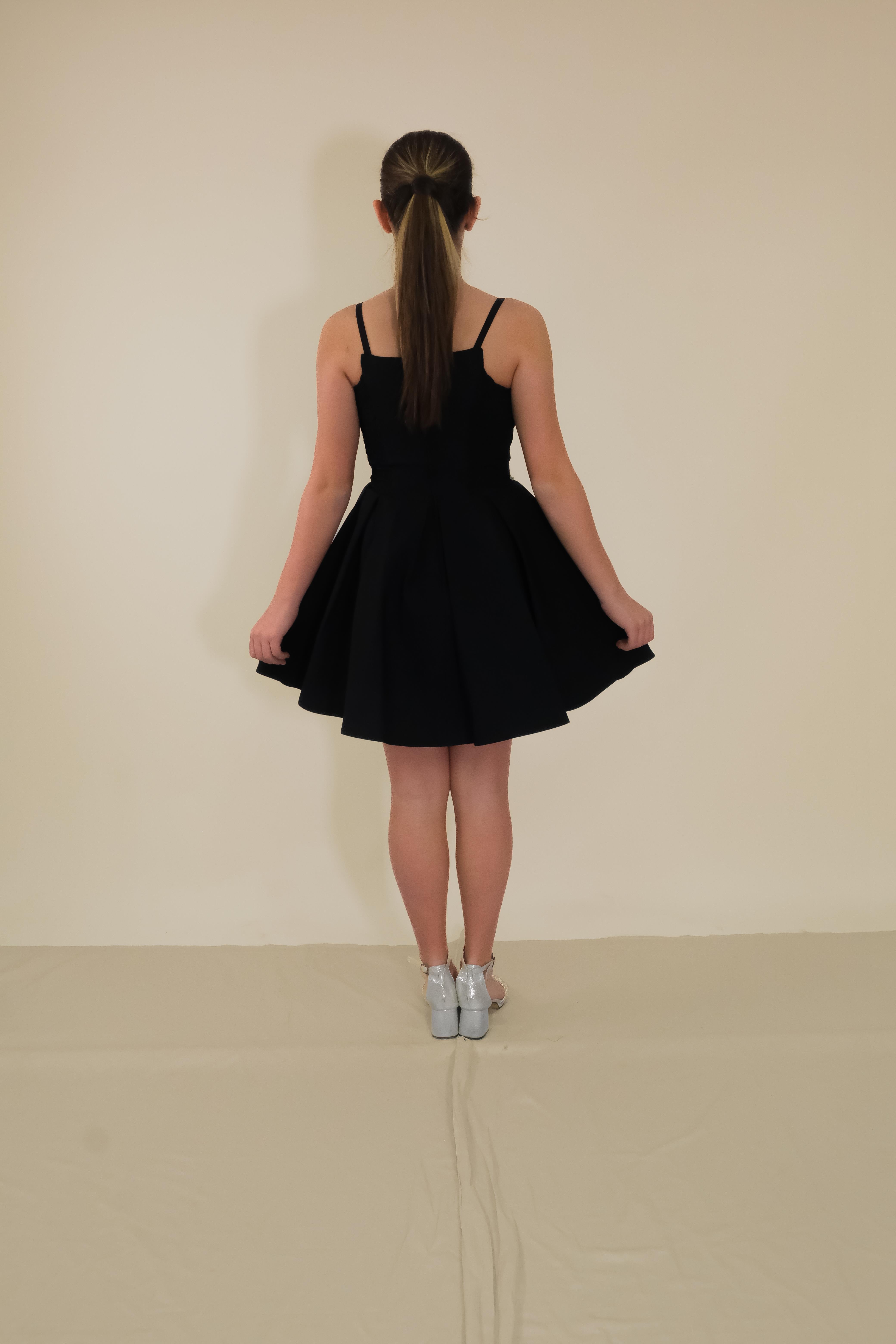 Kız Çocuk Abiye Siyah Krep Kumaş  Askılı  Drapeli Beli Örgü Taş Detaylı Abiye Elbise 10-15 Yaş