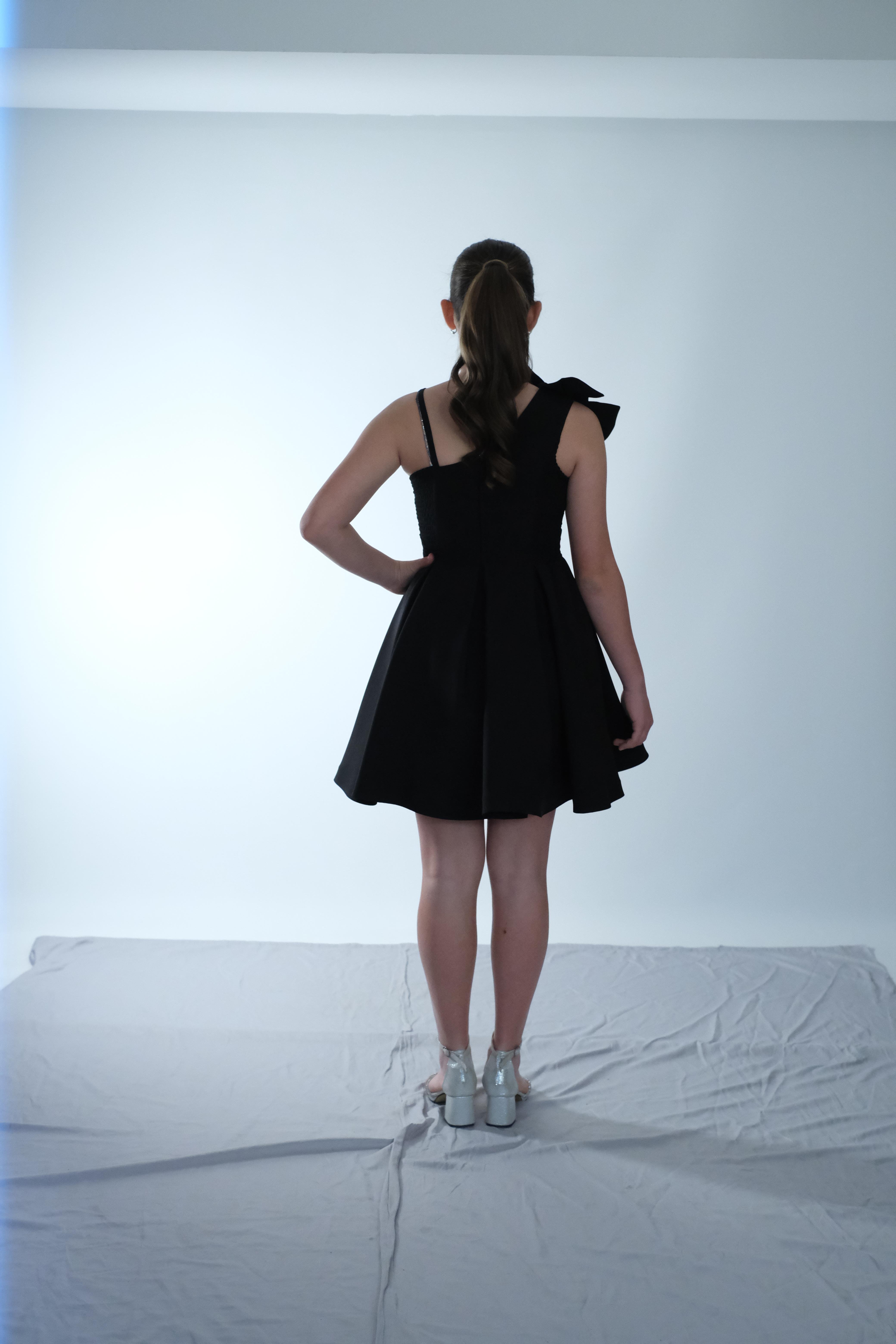 Kız Çocuk Abiye Siyah Askılı Krep Kumaş Tek Omuz Fiyonk Detay  Şerit Taşlı Kısa Abiye Elbise 9-14 Yaş