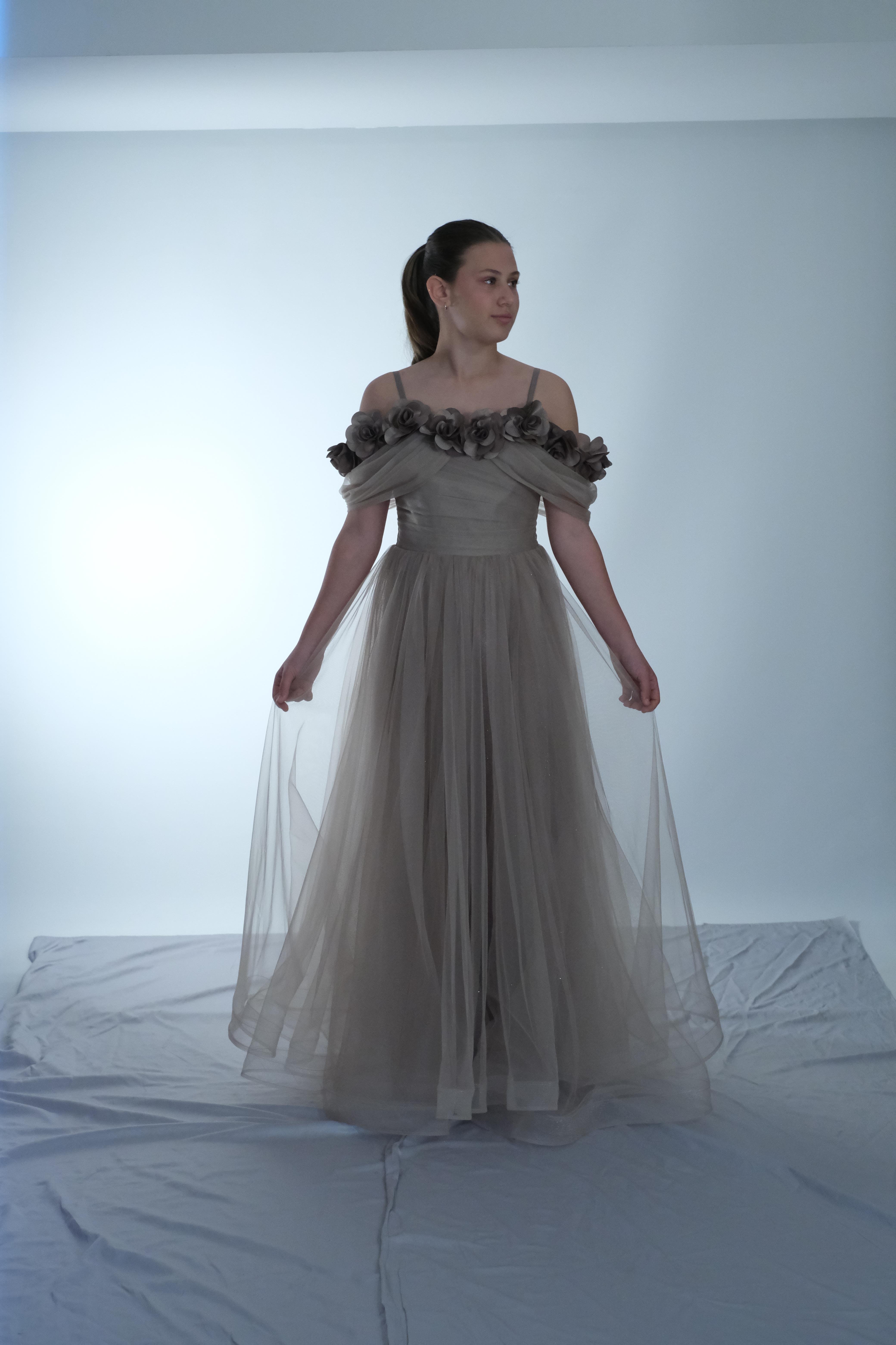 Kız Çocuk Abiye Vizon Tül Uzun Uçuş Uçuş Kolları Düşük Kol Çiçek Detaylı  Abiye Elbise 6-15 Yaş