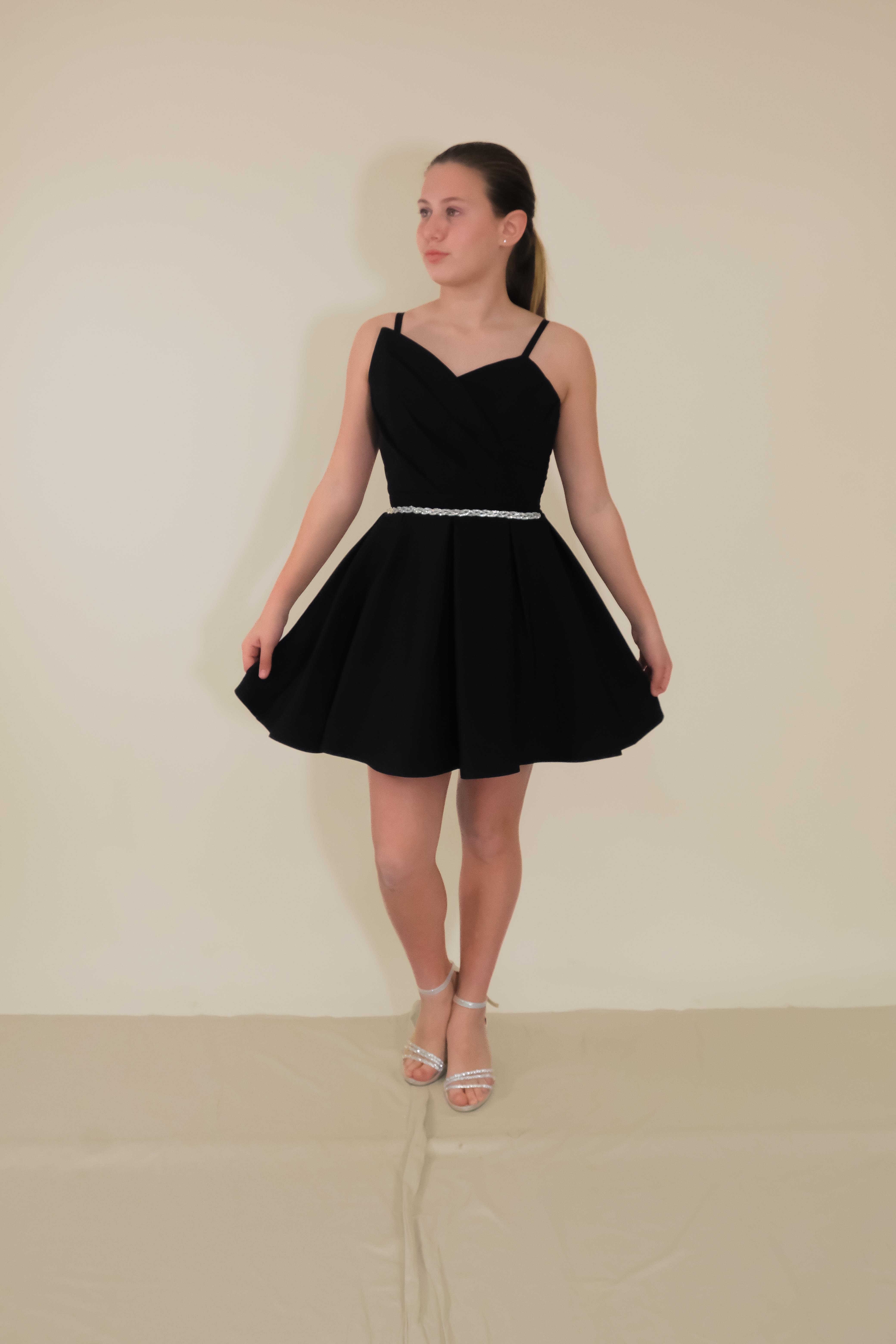 Kız Çocuk Abiye Siyah Krep Kumaş  Askılı  Drapeli Beli Örgü Taş Detaylı Abiye Elbise 10-15 Yaş