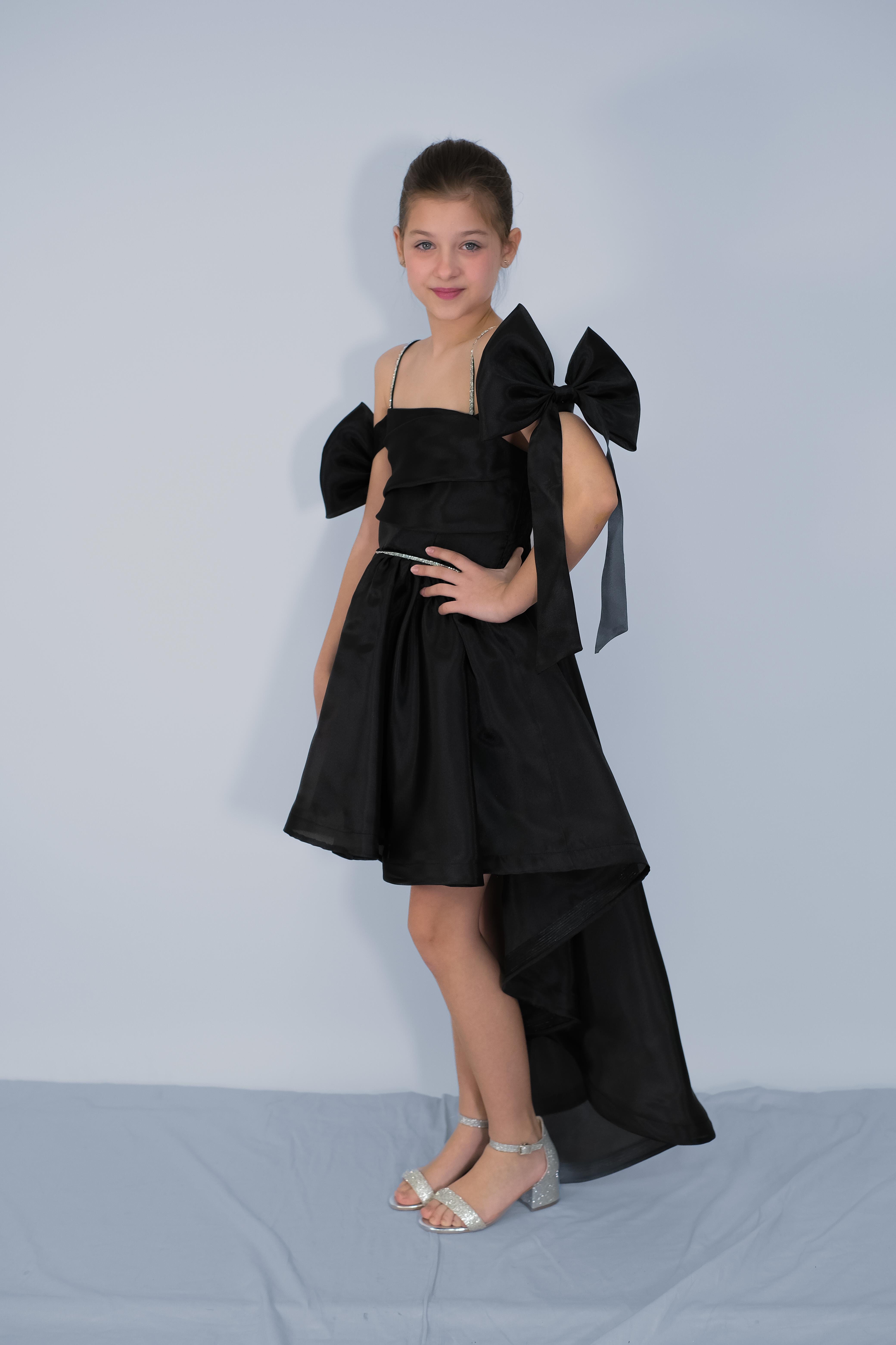 Kız Çocuk Abiye Siyah Şifon Kolları Düşük  Fiyonk Detaylı Kuyruklu Abiye Elbise 10-15 Yaş