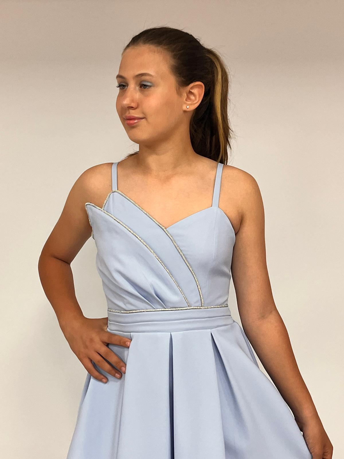 Kız Çocuk Abiye Kısa Bebe Mavi Krep Kumaş  Askılı Asimetrik Yaka Şerit Taş Detaylı  Erkut  Abiye Elbise 10-15 Yaş