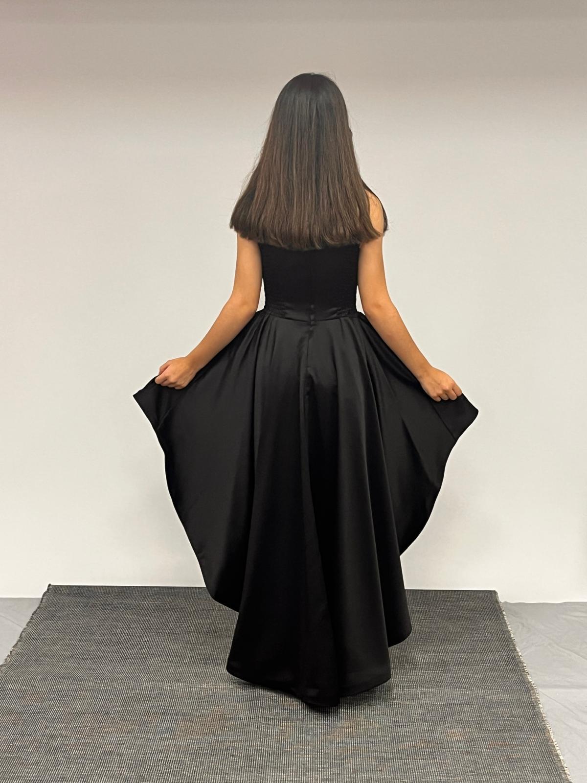 Kız Çocuk Abiye Siyah Saten Asimetrik Yaka  Taş Kordon Detaylı Askılı Önü Kısa Kuyruklu Abiye Elbise 10-15 Yaş