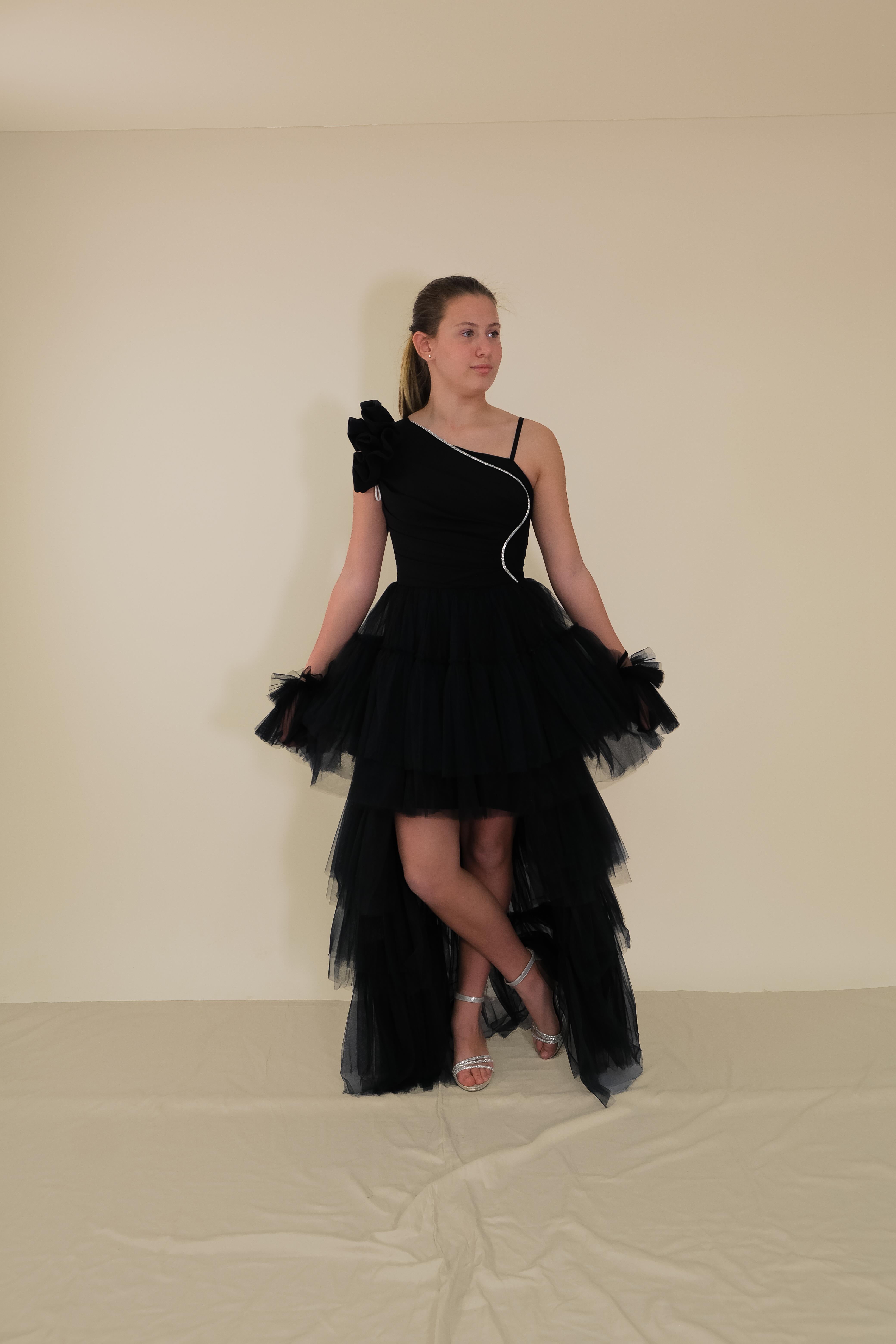 Kız Çocuk Abiye Siyah Önü Kısa Kuyruklu Tek Omuz Farbalı Şerit Taş Detaylı Eldivenli Abiye Elbise 10-15 Yaş