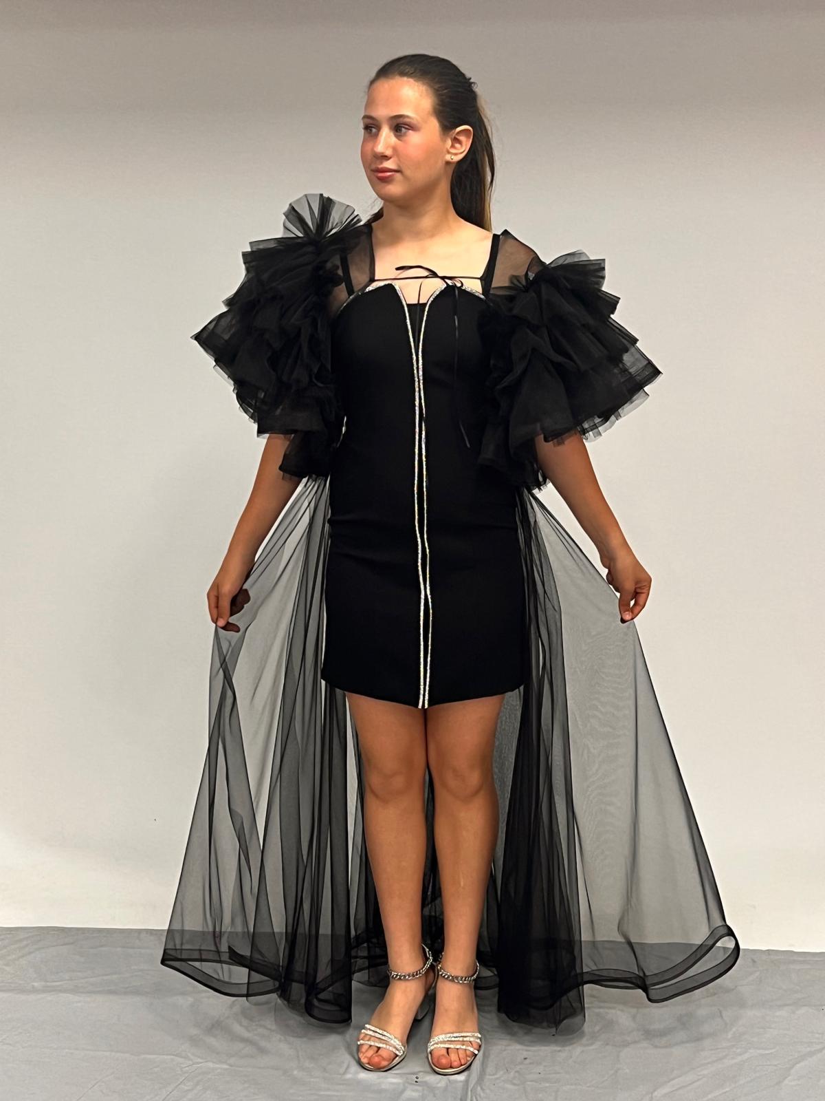 Kız Çocuk Abiye Siyah Krep Kumaş  Askılı Taş Şerit İşlemeli Kolları Farbalı Çıkabilen Pelerin  Detaylı İllüzyon Yaka  Abiye Elbise 10-15 Yaş