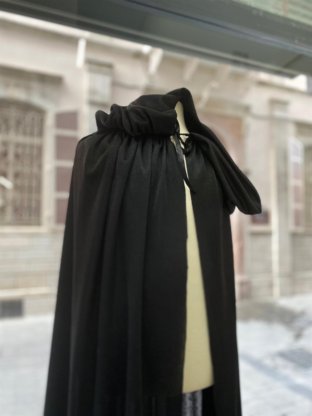 Kapüşonlu Sİyah Parlak Saten Cadı Pelerini Kapüşonlu 3-16 Yaş