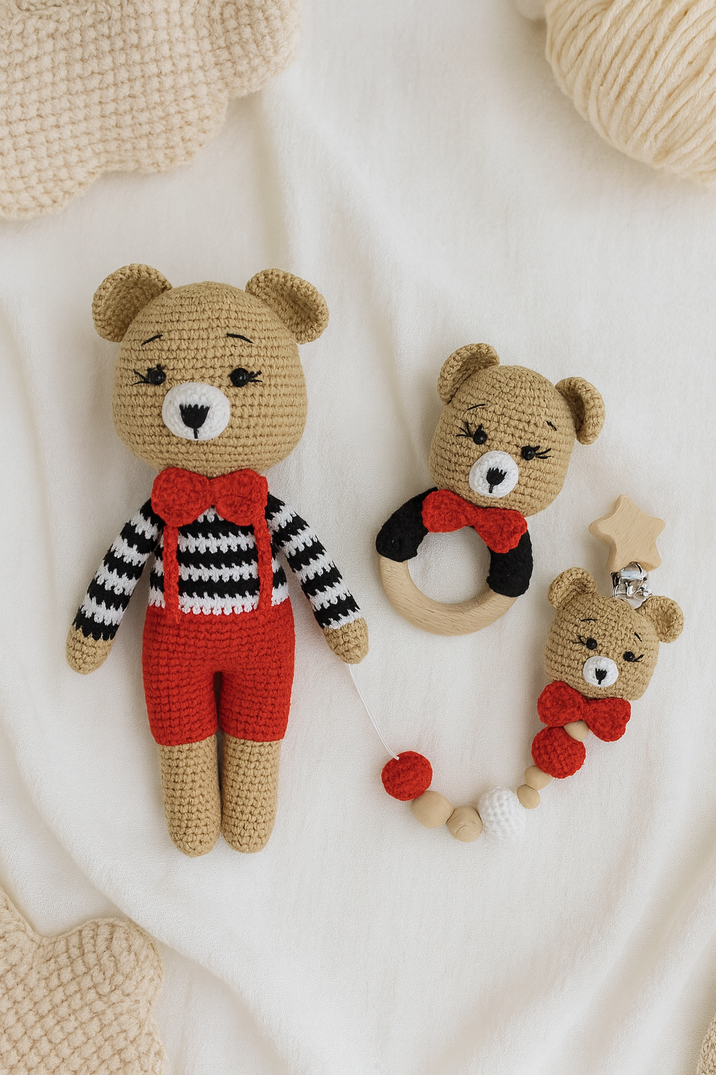 Jaju Baby Amigurumi Kırmızı Ayıcık 29 cm Çıngırak ve Emzik Zinciri Üçlü Set