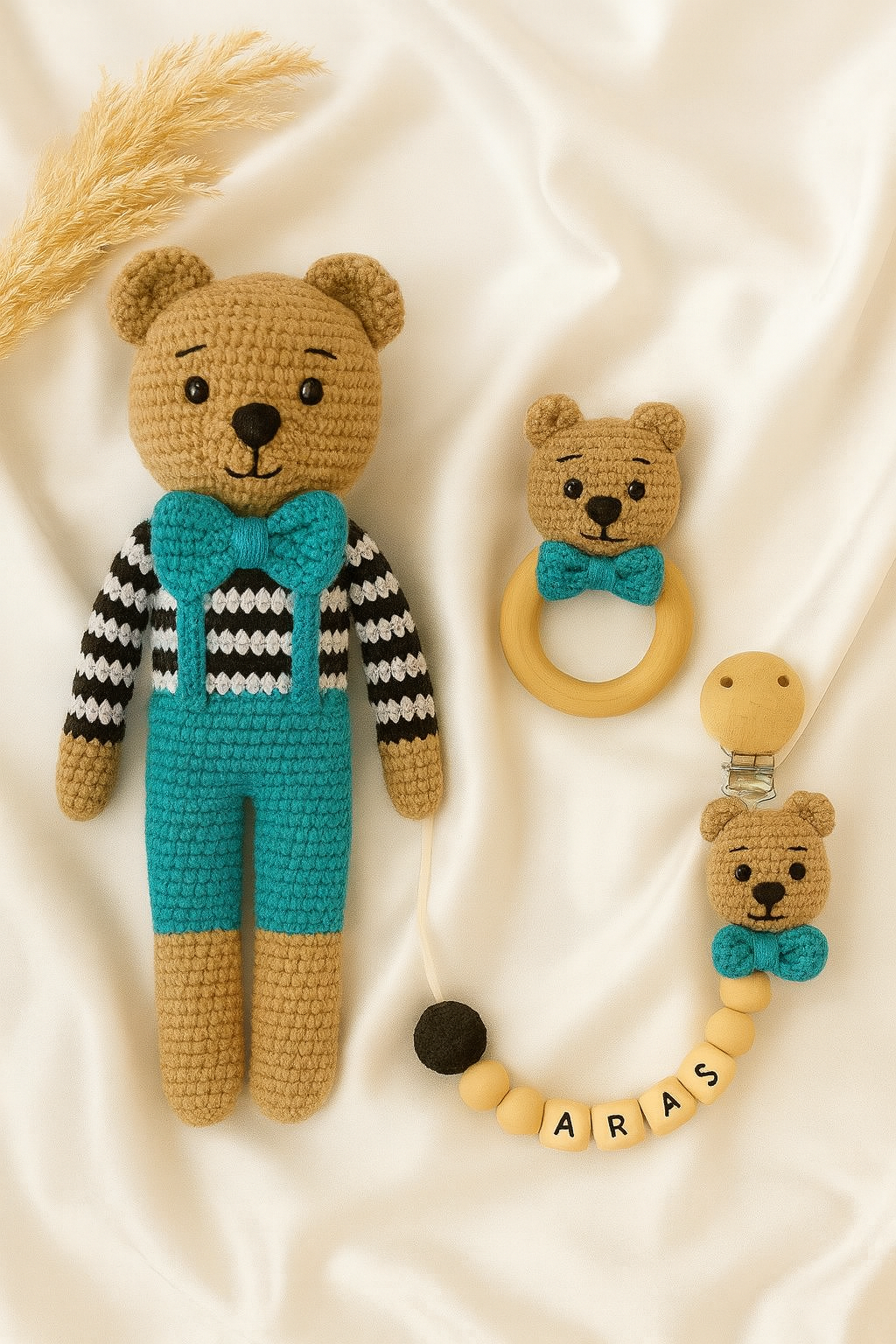 Jaju Baby Amigurumi Papyonlu Ayıcık 25 cm Çıngırak ve İsimli Emzik Zinciri Üçlü Set