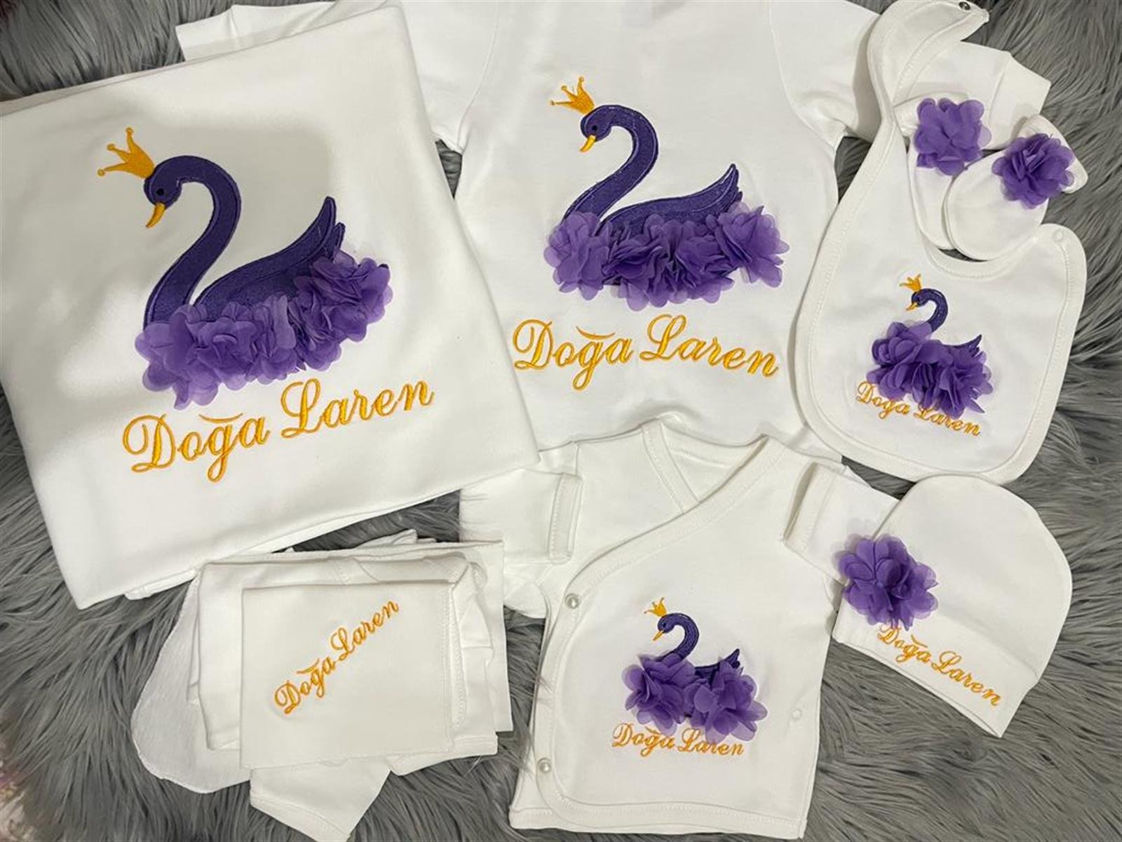 Jaju Baby Mor Kuğu Nakışlı ve İsim İşlemeli Bebek Yeni Doğan Set