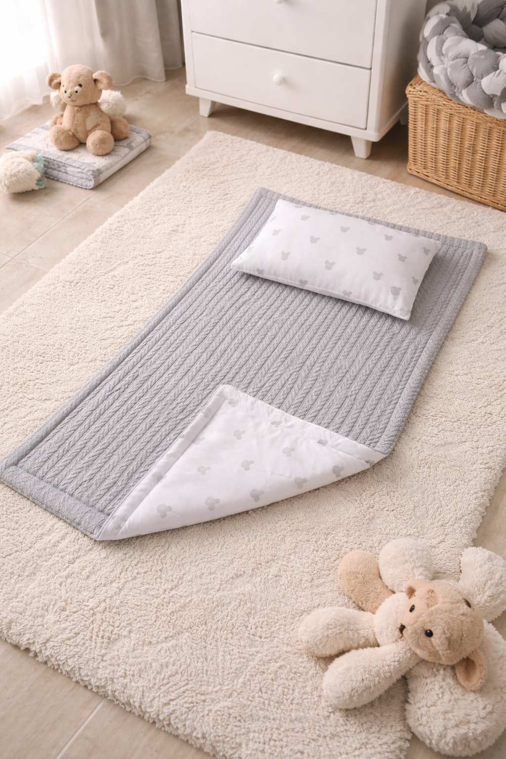 Mickey Gümüş Desenli Bebek Alt Açma Minderi 45×75 cm – Örgü Kumaş & Poplin Pamuk