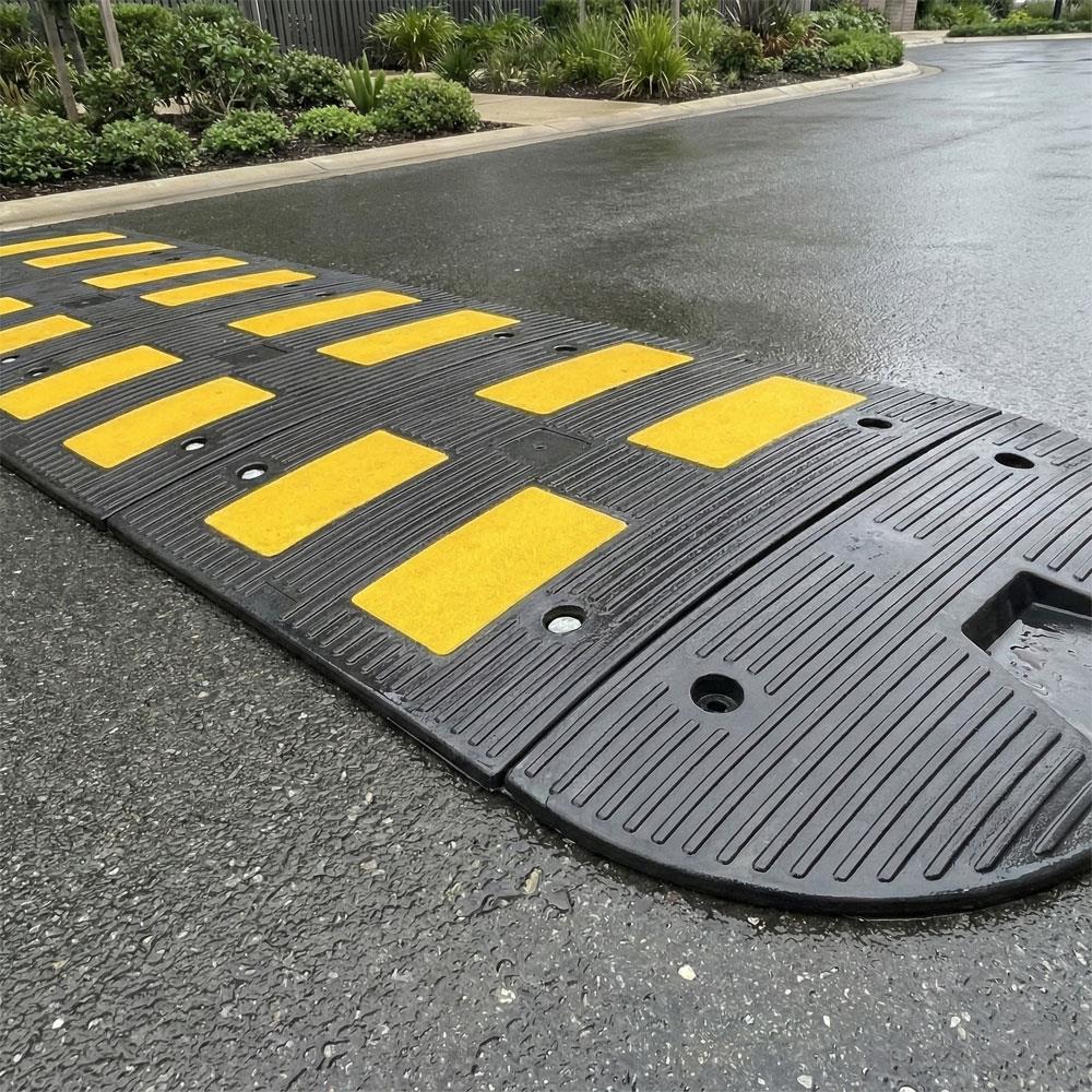 Kauçuk Destekli Yol Tümseği 60 x 50 x 4,5 cmCompound Hız Kesici Kasis