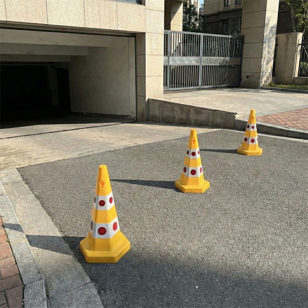 Kedi Gözlü Sarı Altıgen Trafik Konisi 65 cm Ağırlıklı Trafik Dubası Trafik Konisi PPC 50-60-75 cm