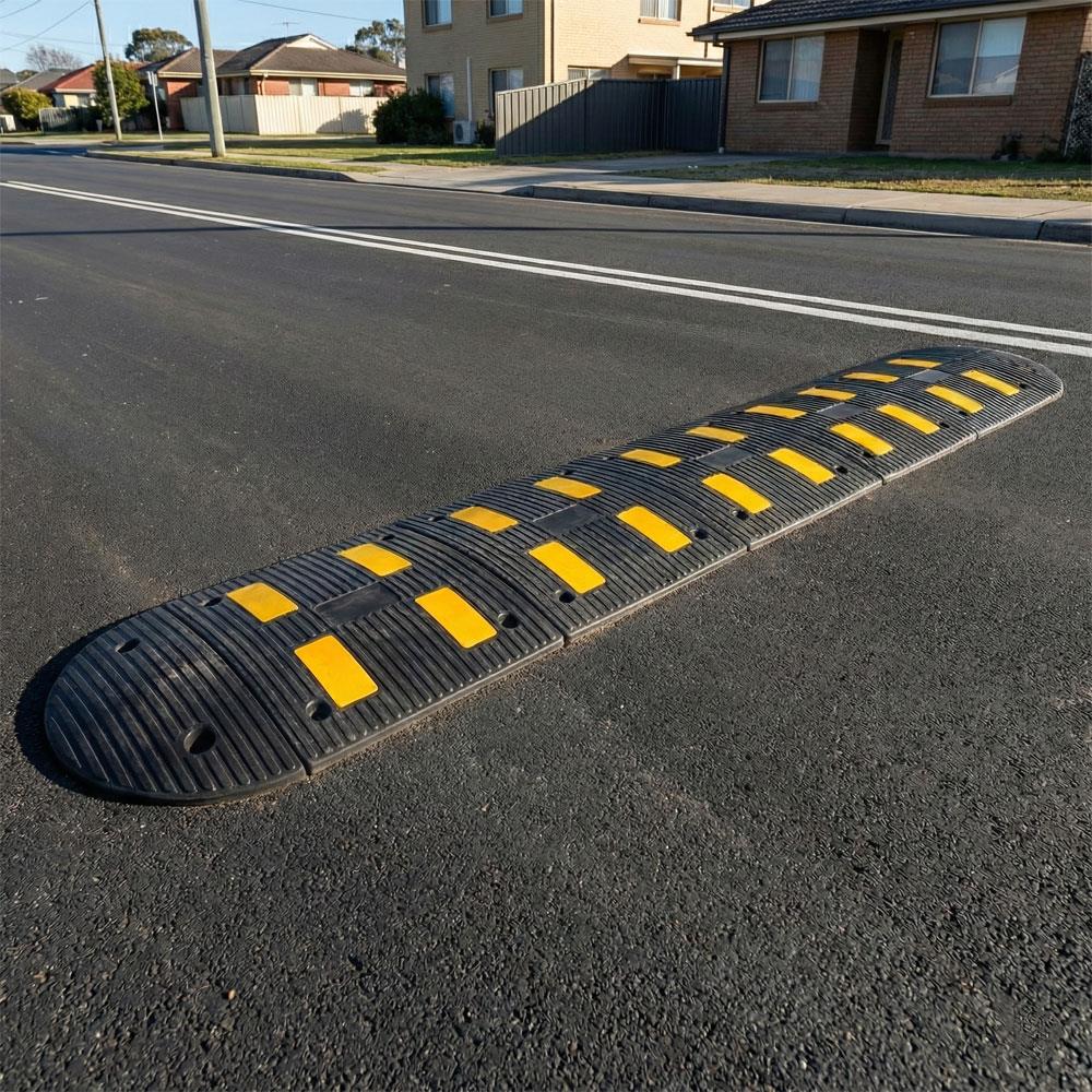 Reflektifli Kauçuk Hız Kesici 4 Bantlı - 3 Metre SetKauçuk Yol Kasisi Setleri