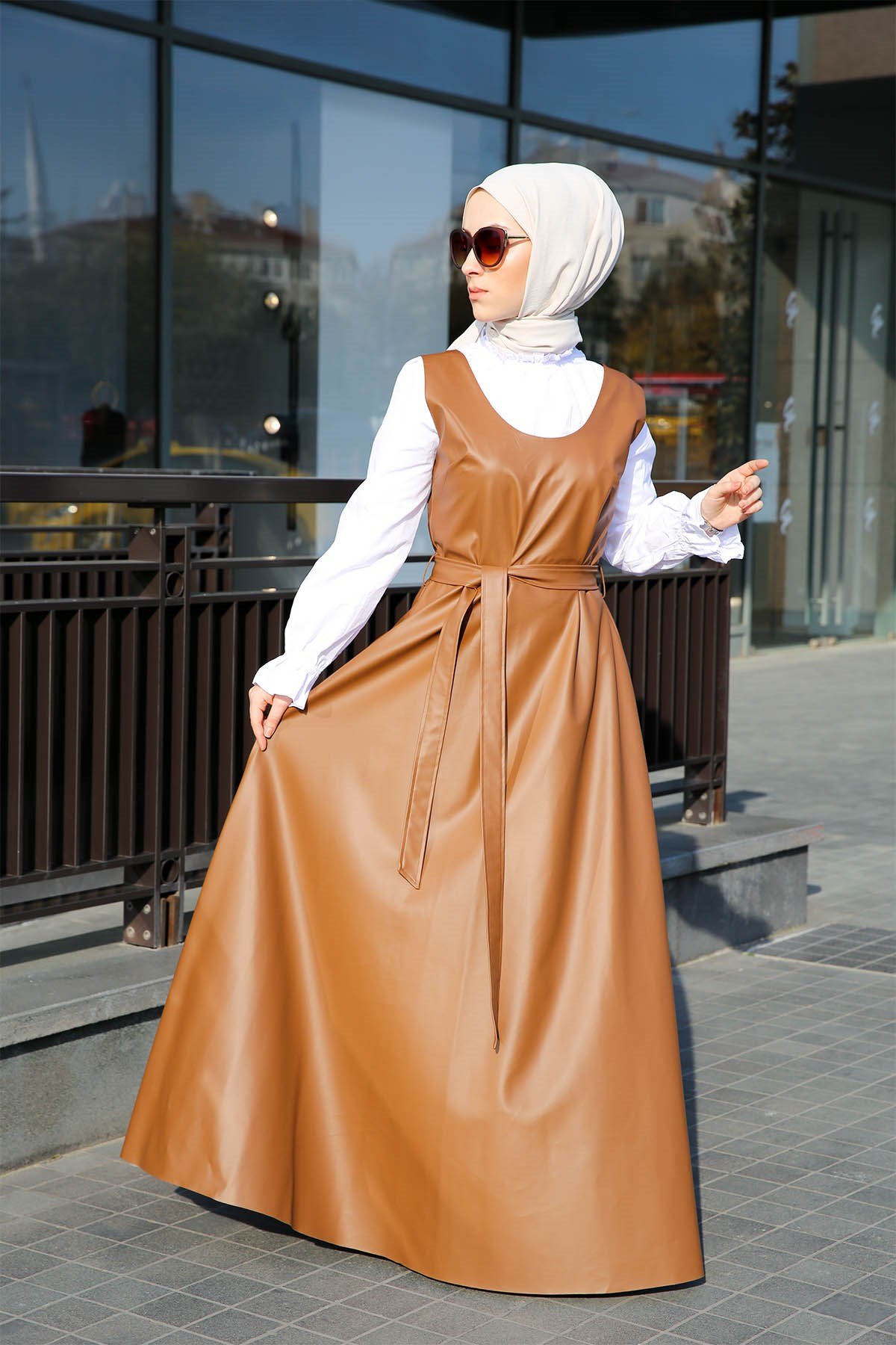 ROBE SIMILI CUIR CAMEL SANS MANCHES