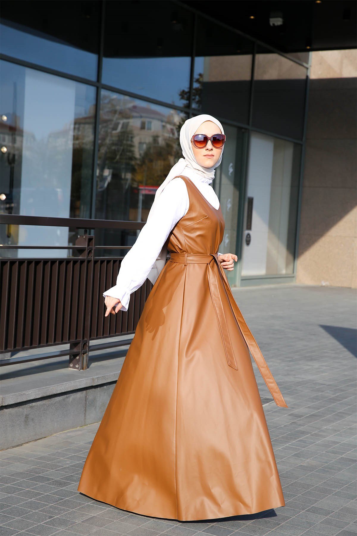 ROBE SIMILI CUIR CAMEL SANS MANCHES