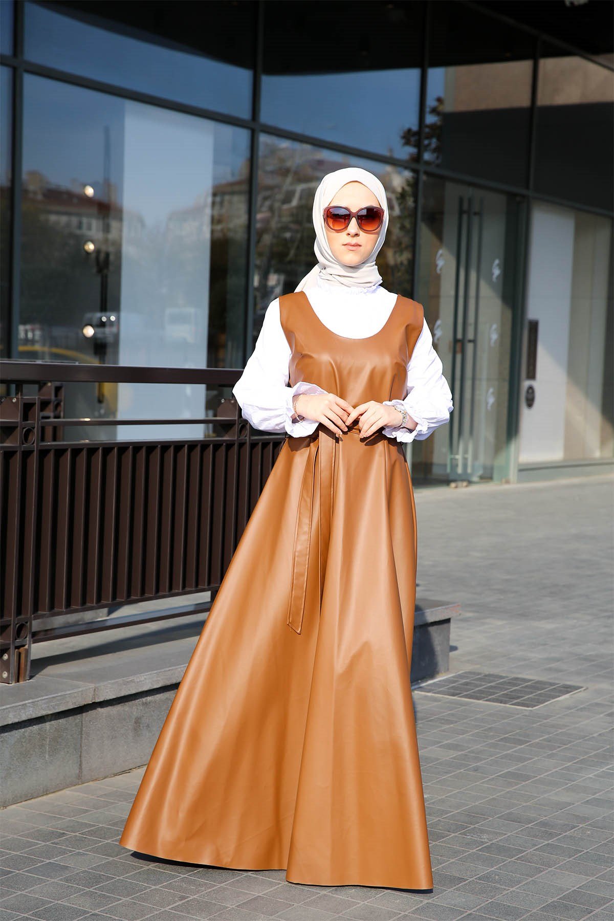 ROBE SIMILI CUIR CAMEL SANS MANCHES