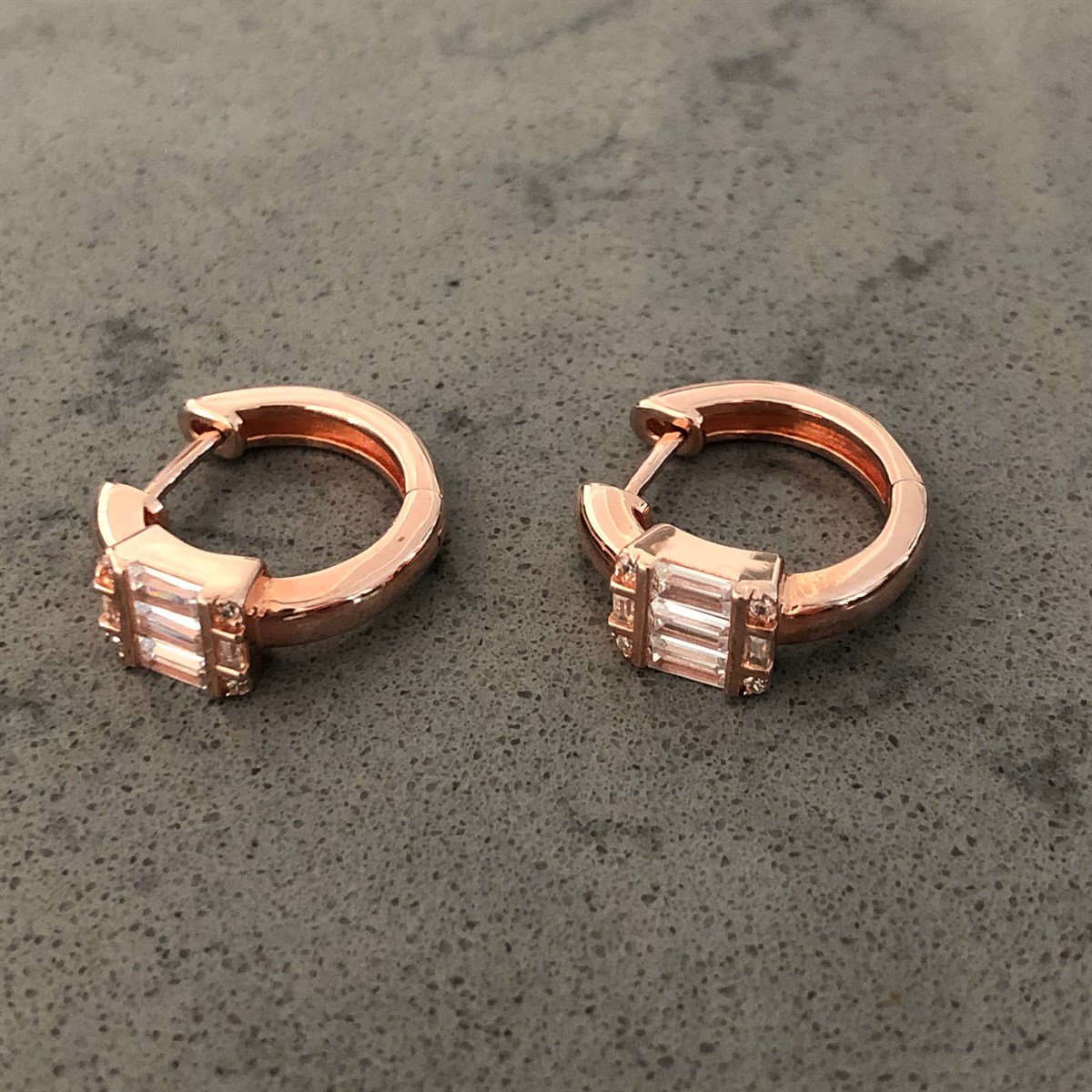 1,7 cm Kare Baget Taşlı Halka İthal Küpe 