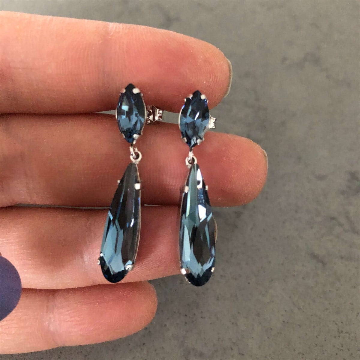 Lacivert Damla Taş Sallantılı Swarovski Küpe