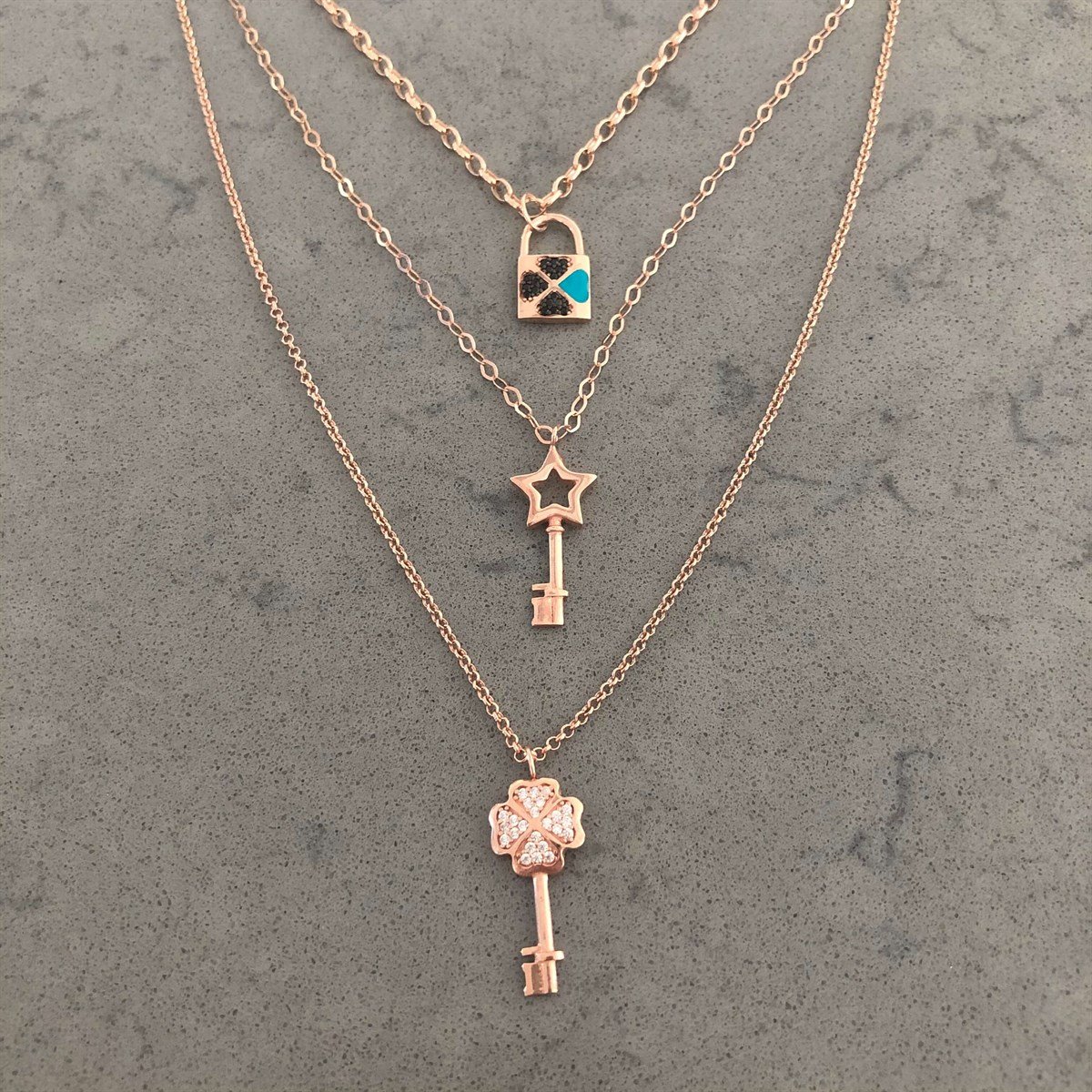 Mavi Mine Kilit Taşlı Anahtar Üçlü Kolye 