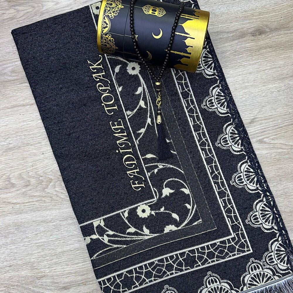Ramadan İsme Özel Kandilli Model Dokuma Seccade( 69*115) Seccade Silindir Seti  99 lu Tesbih-Siyah