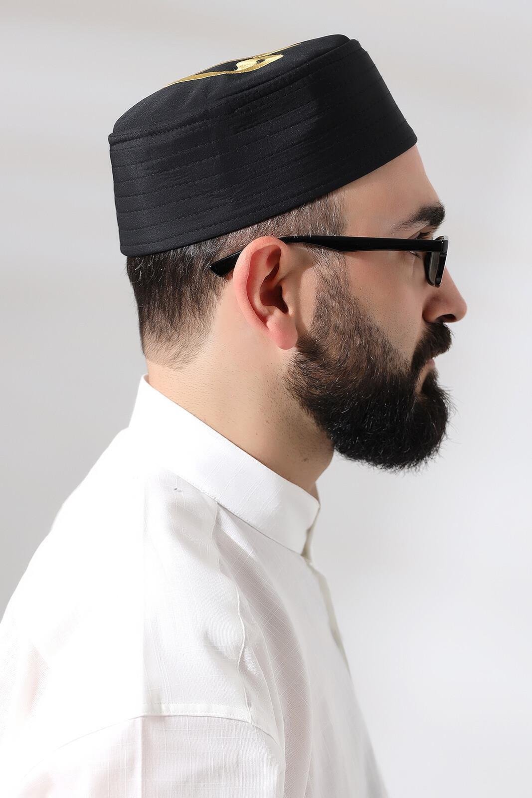 Siyah Kapitone Elif Vav Nakışlı Kalıp Namaz Takkesi