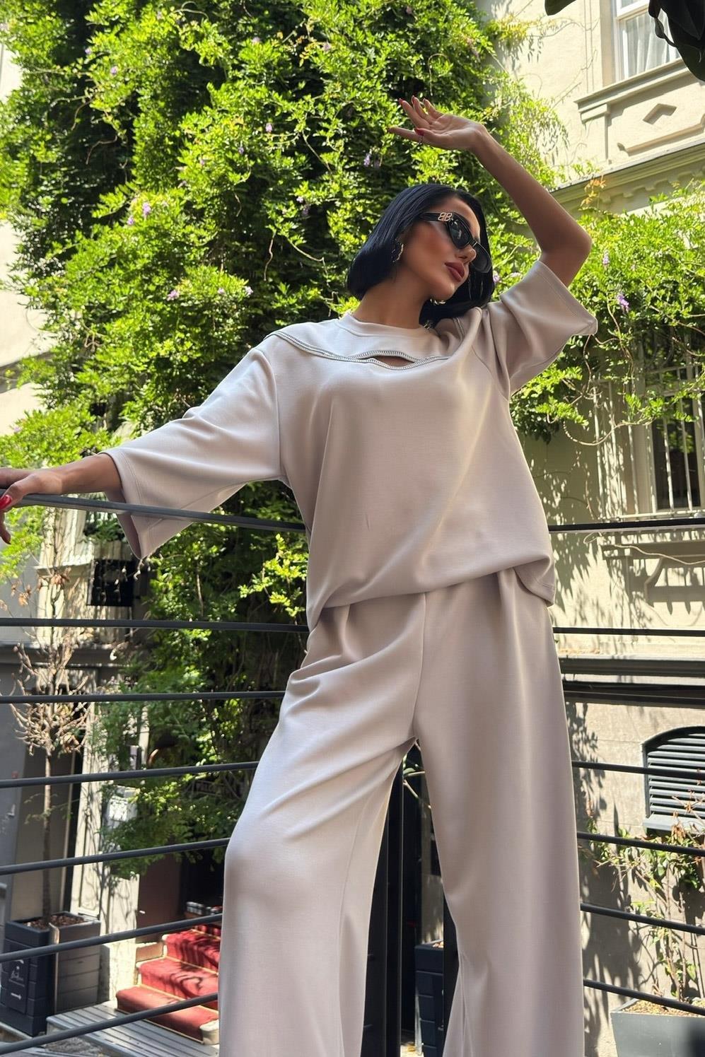 Göğüs Pencereli ve Aksesuar Detaylı Modal Takım 10255 R5-B-K1