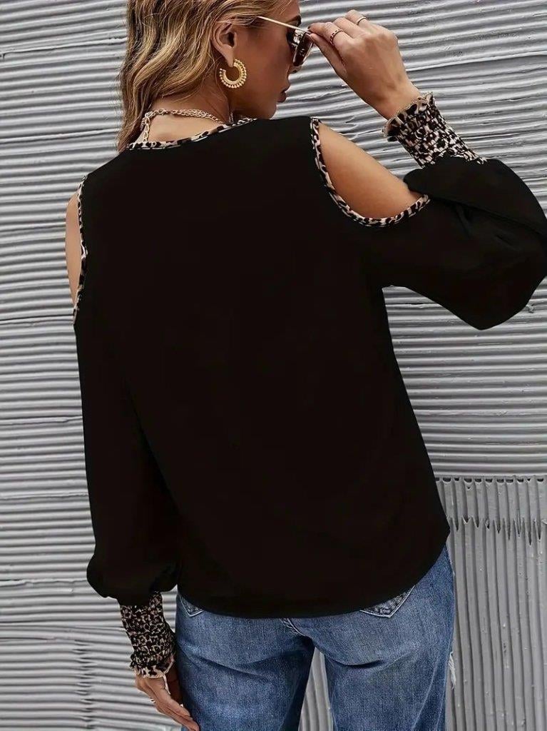 Kadın Omuzlardan Açık Yakalı önden Düğmeli Leopar Detaylı Sandy Bluz