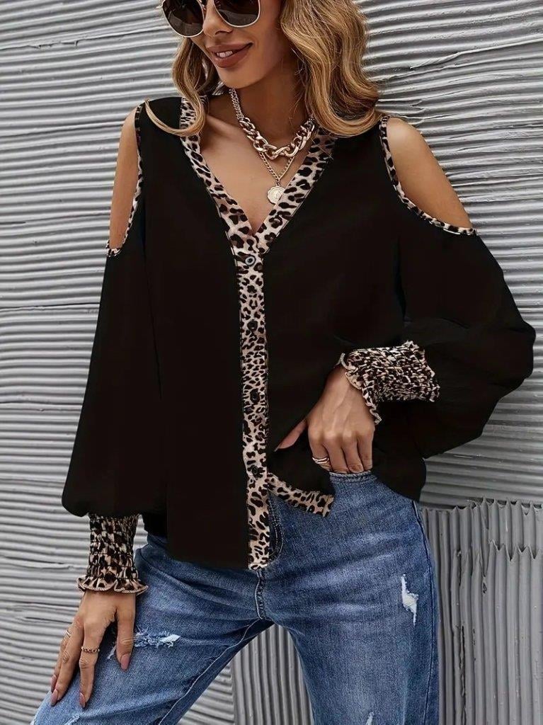 Kadın Omuzlardan Açık Yakalı önden Düğmeli Leopar Detaylı Sandy Bluz