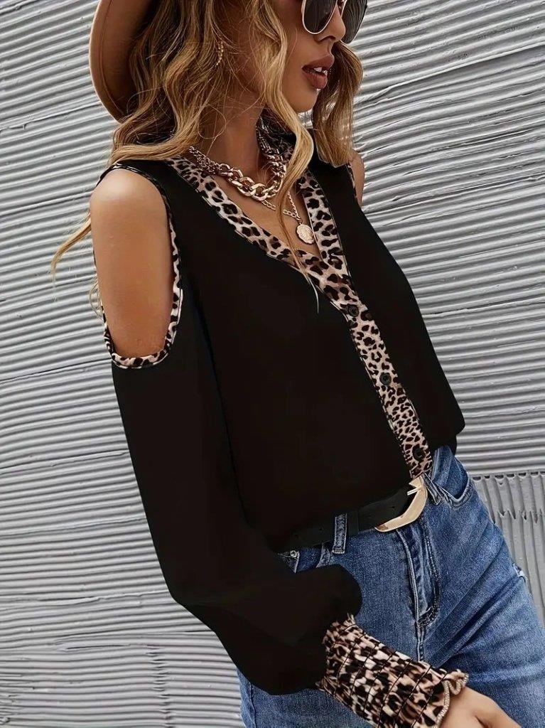 Kadın Omuzlardan Açık Yakalı önden Düğmeli Leopar Detaylı Sandy Bluz