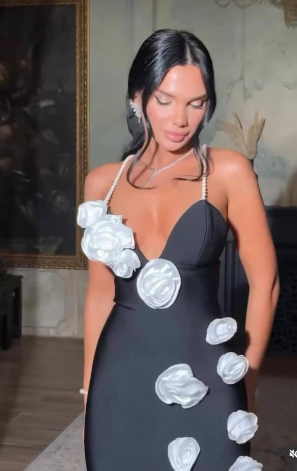 ÖZEL FİYAT İp Askısı Taşlı Gül Detaylı Tasarım Elbise