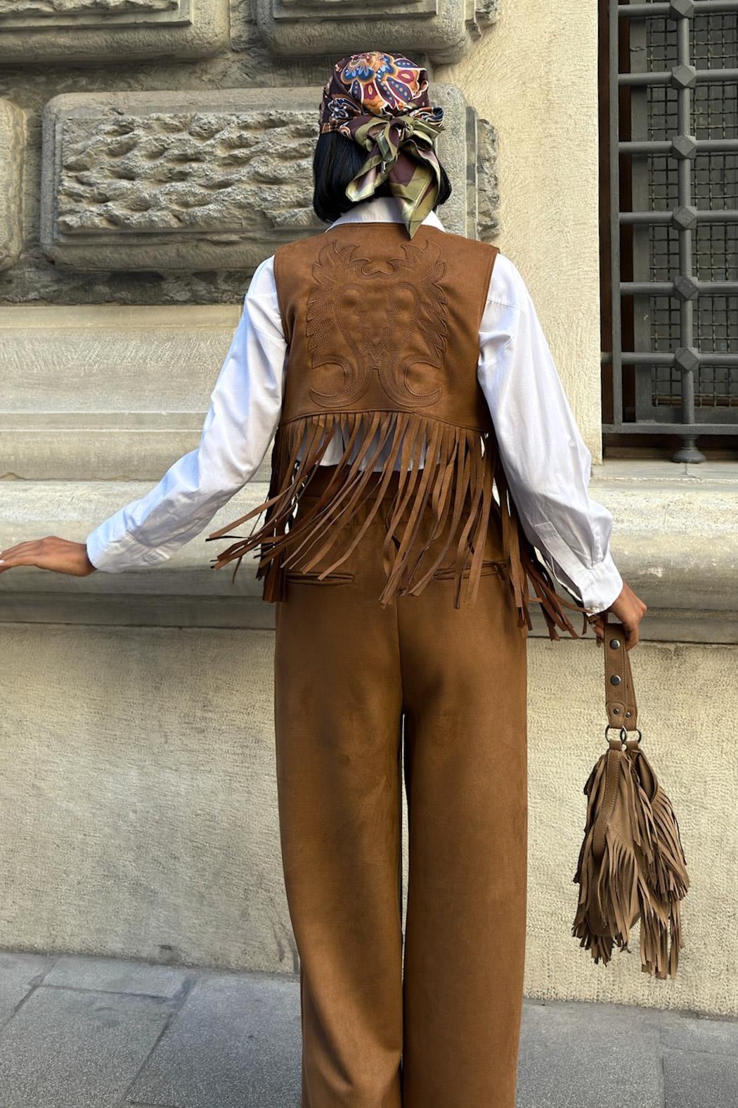 Yeleği Püsküllü Süet Takım 10273