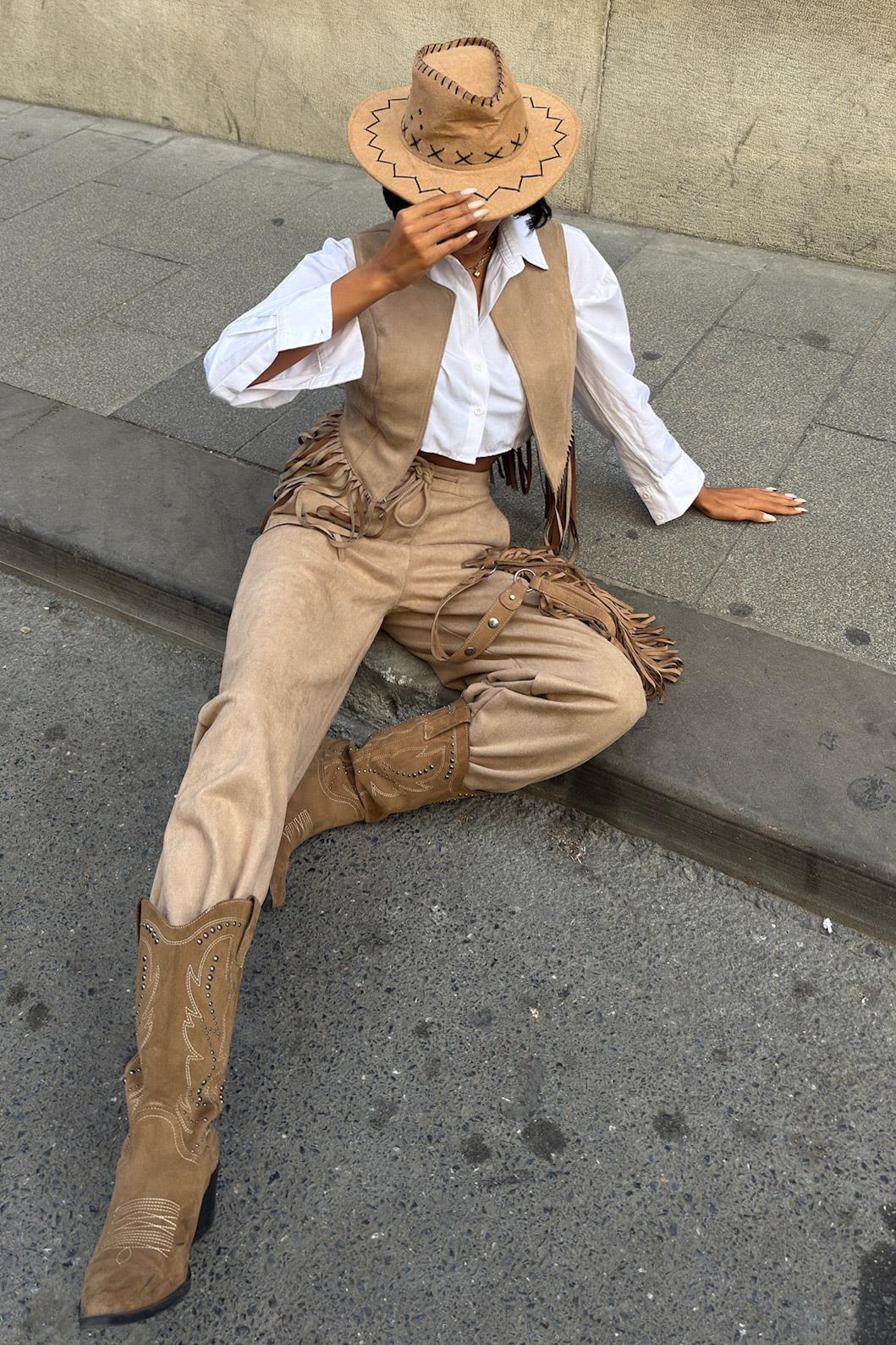 Yeleği Püsküllü Süet Takım 10273