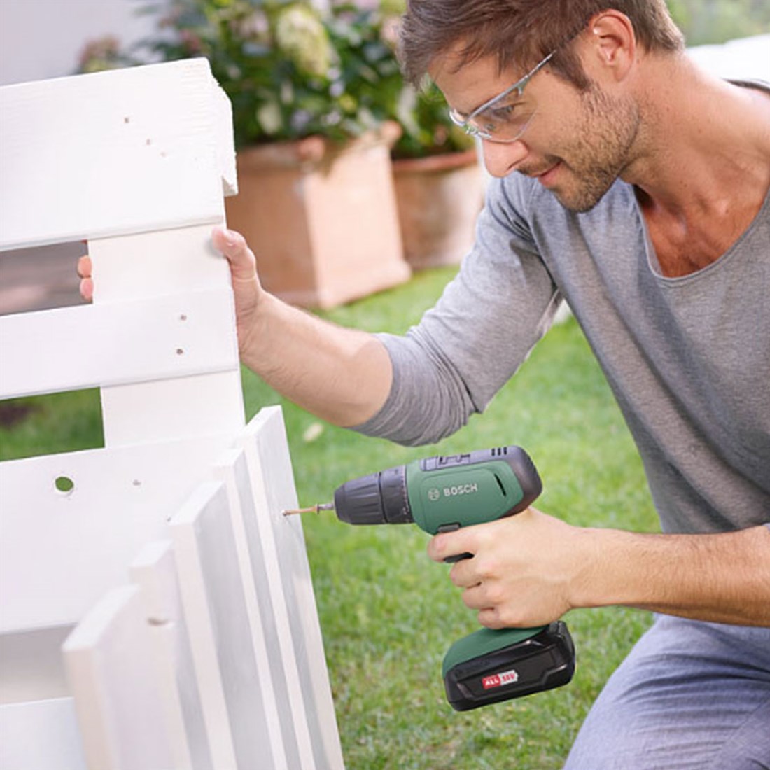 Bosch Universal Drill 18 Volt 1,5 Ah Çift Akülü Delme Vidalama Makinesi