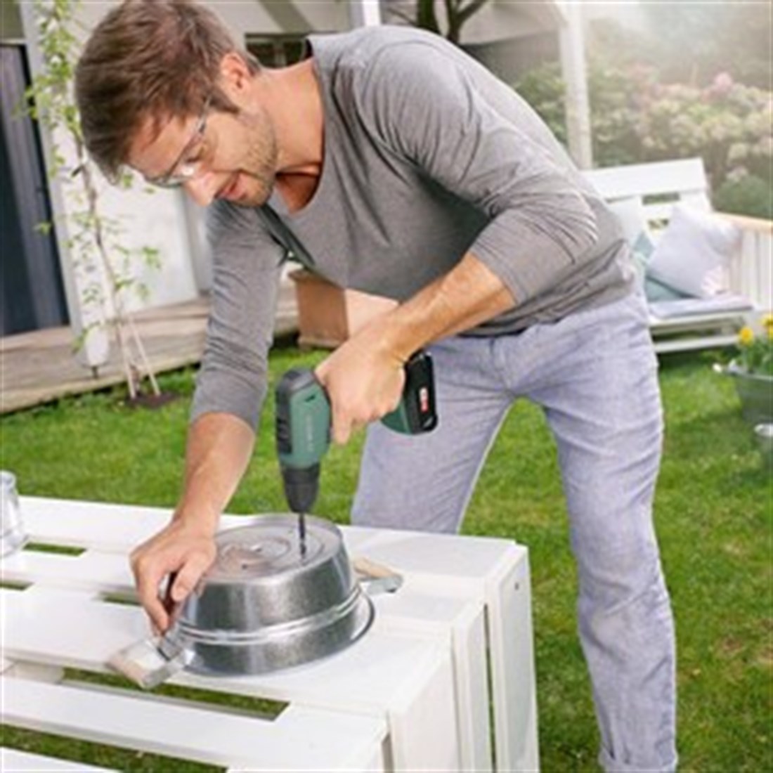 Bosch Universal Drill 18 Volt 1,5 Ah Çift Akülü Delme Vidalama Makinesi