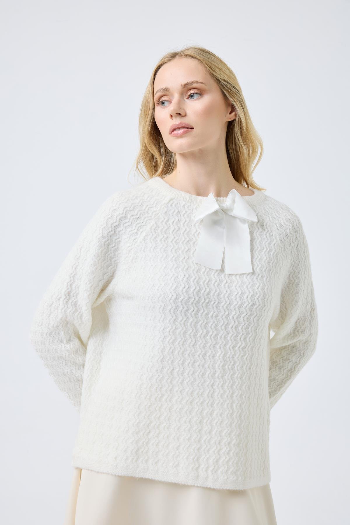 Angelina Fiyonklu Kazak - Beyaz