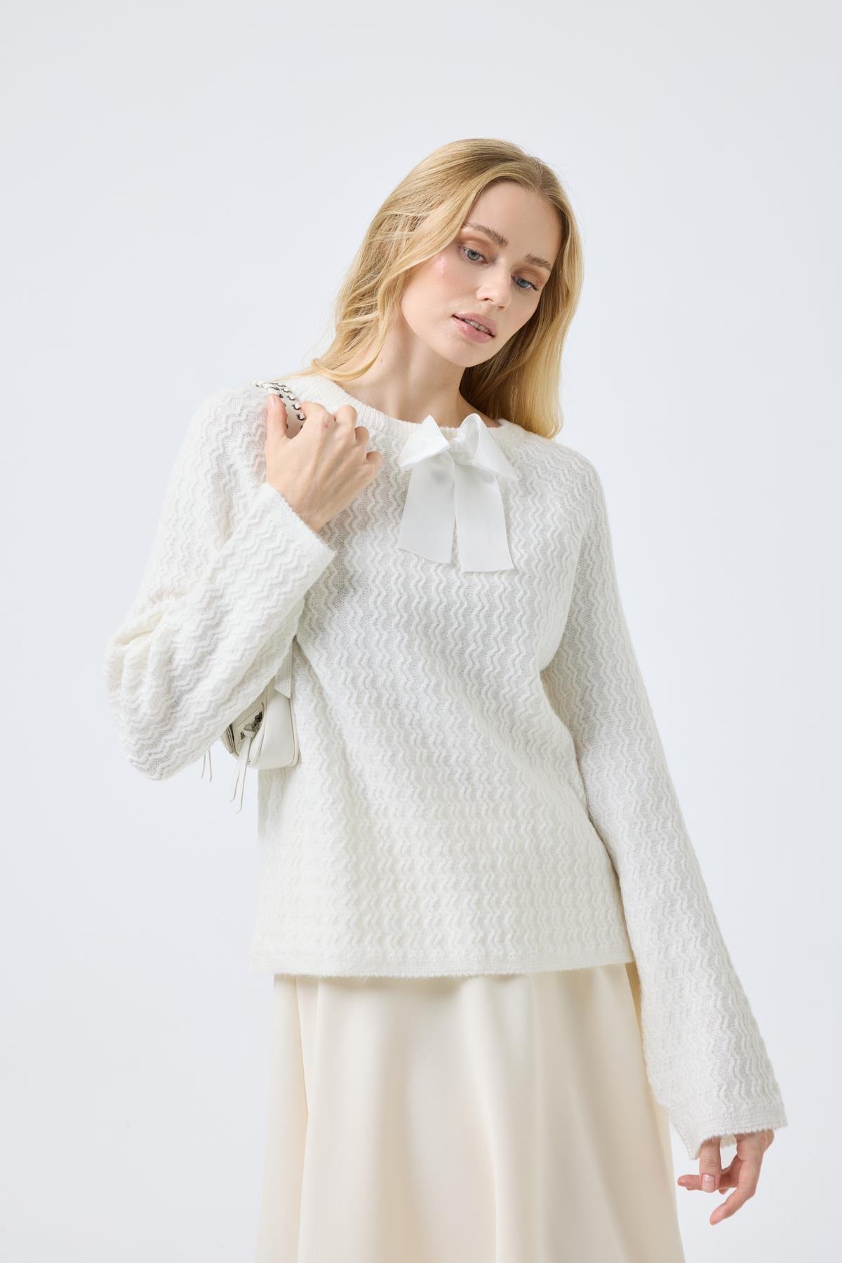 Angelina Fiyonklu Kazak - Beyaz