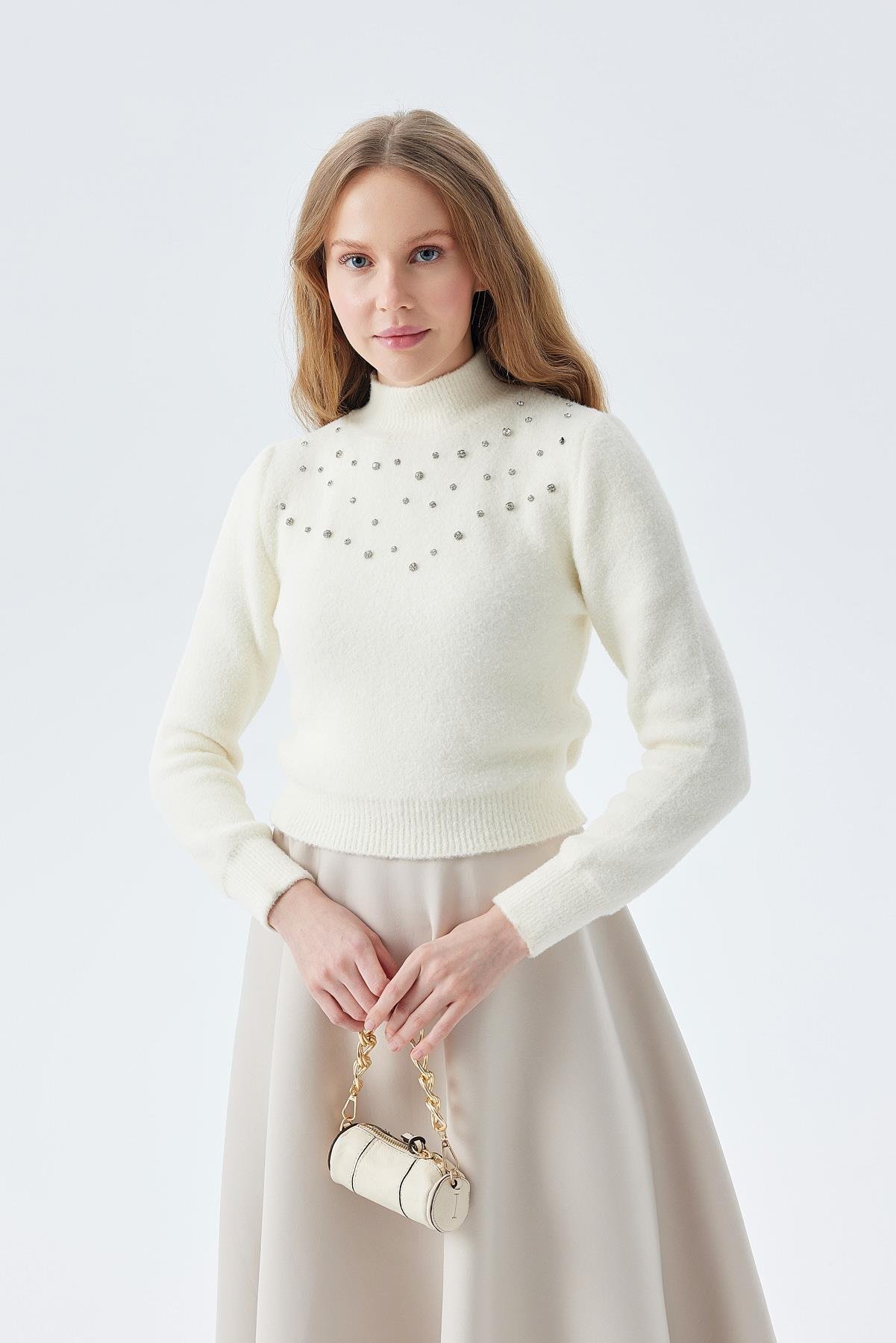 BELİNDA TAŞ İŞLEMELİ YUMOŞ KAZAK - EKRU