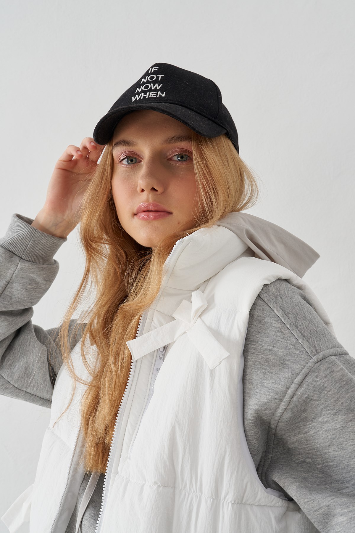 Carla Bow Detailed Quilted Vest - White
