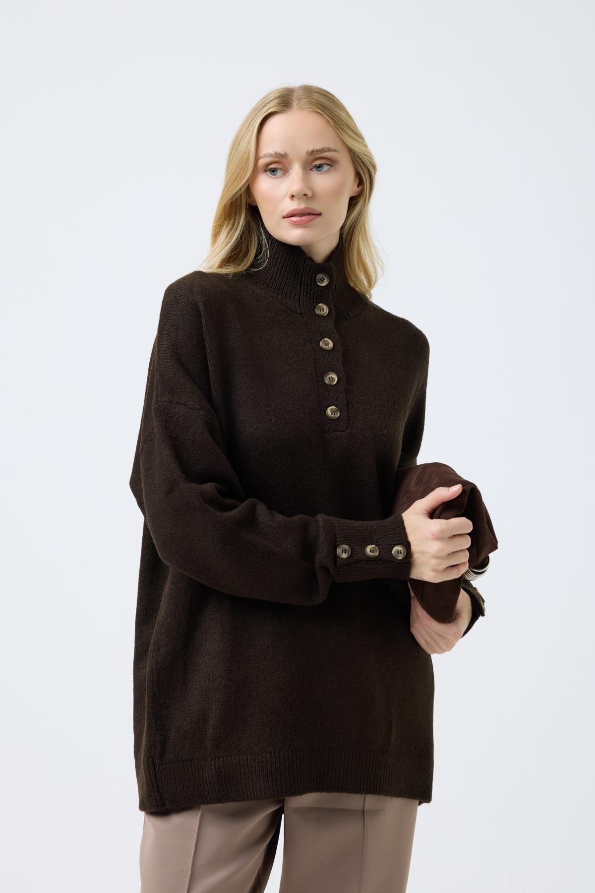 Coral Düğme Detaylı Basic Kazak - Kahverengi 