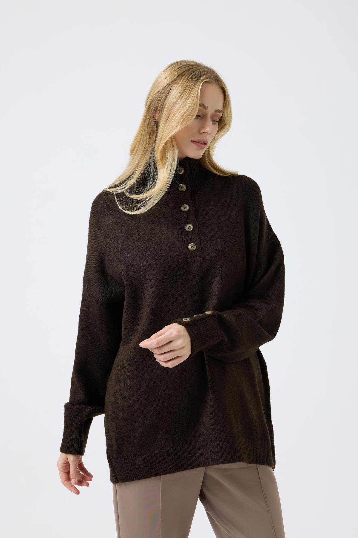 Coral Düğme Detaylı Basic Kazak - Kahverengi 