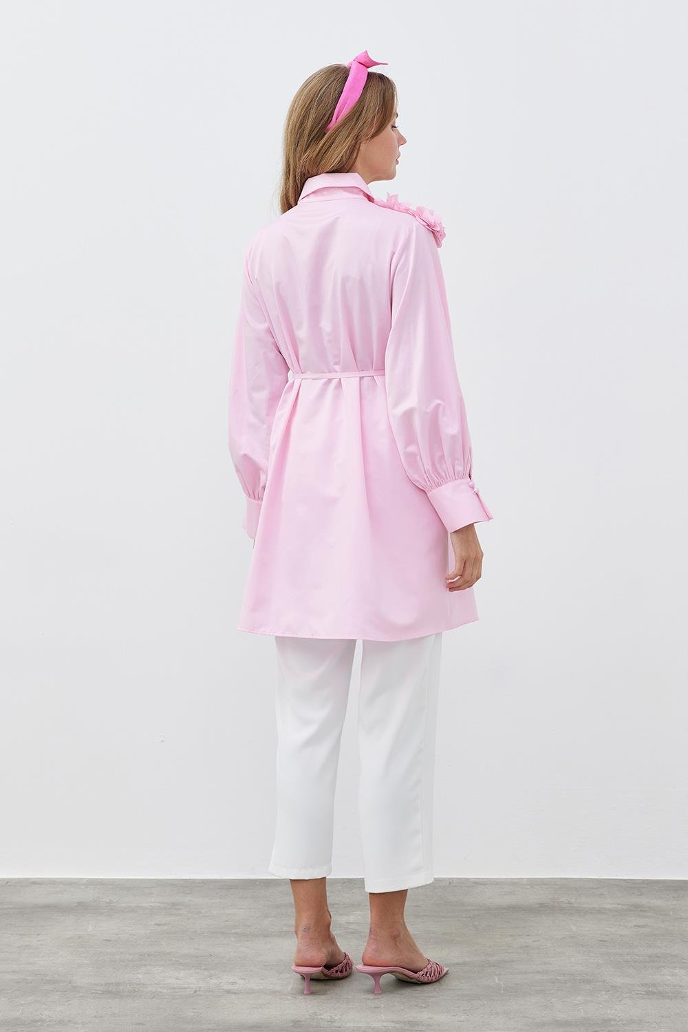 DEFNE ÇİÇEK DETAYLI GÖMLEK - PEMBE