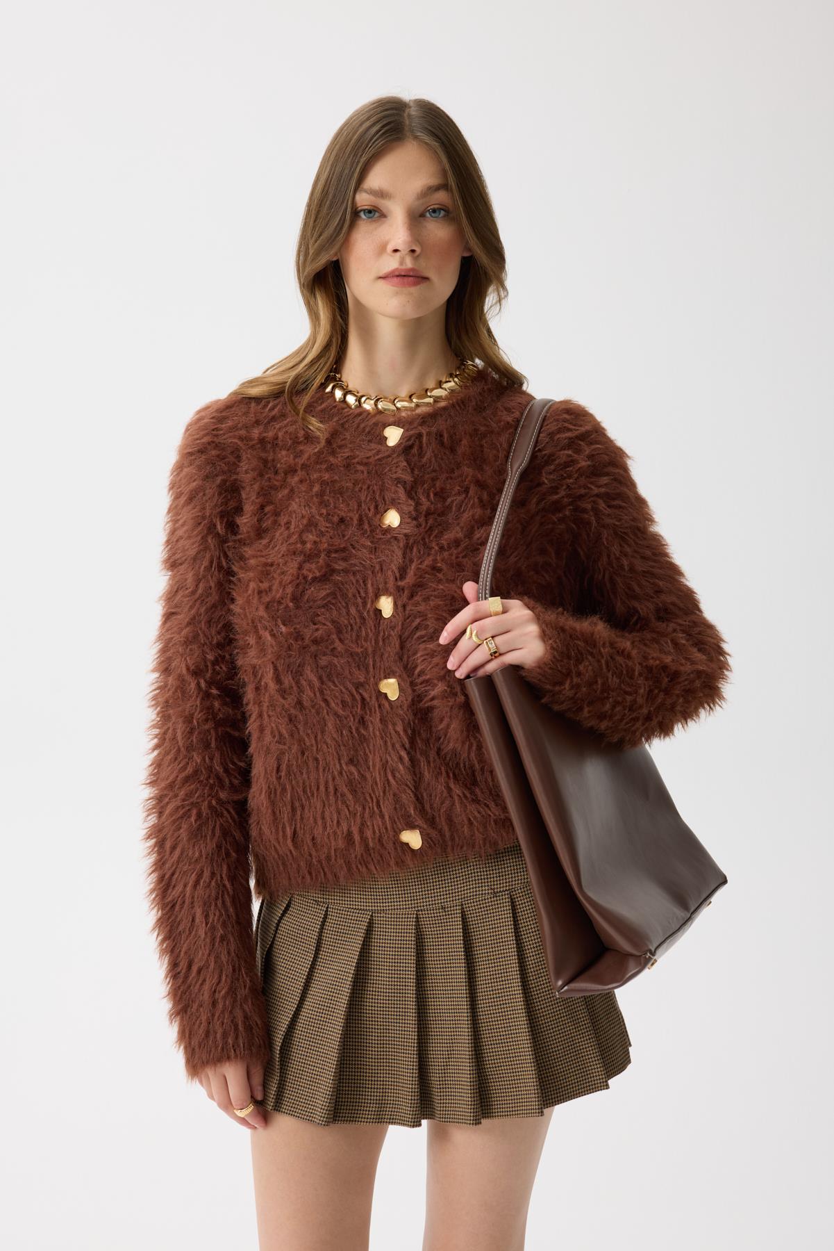 Giselle Tüylü Kalp Düğmeli Hırka - Kahverengi