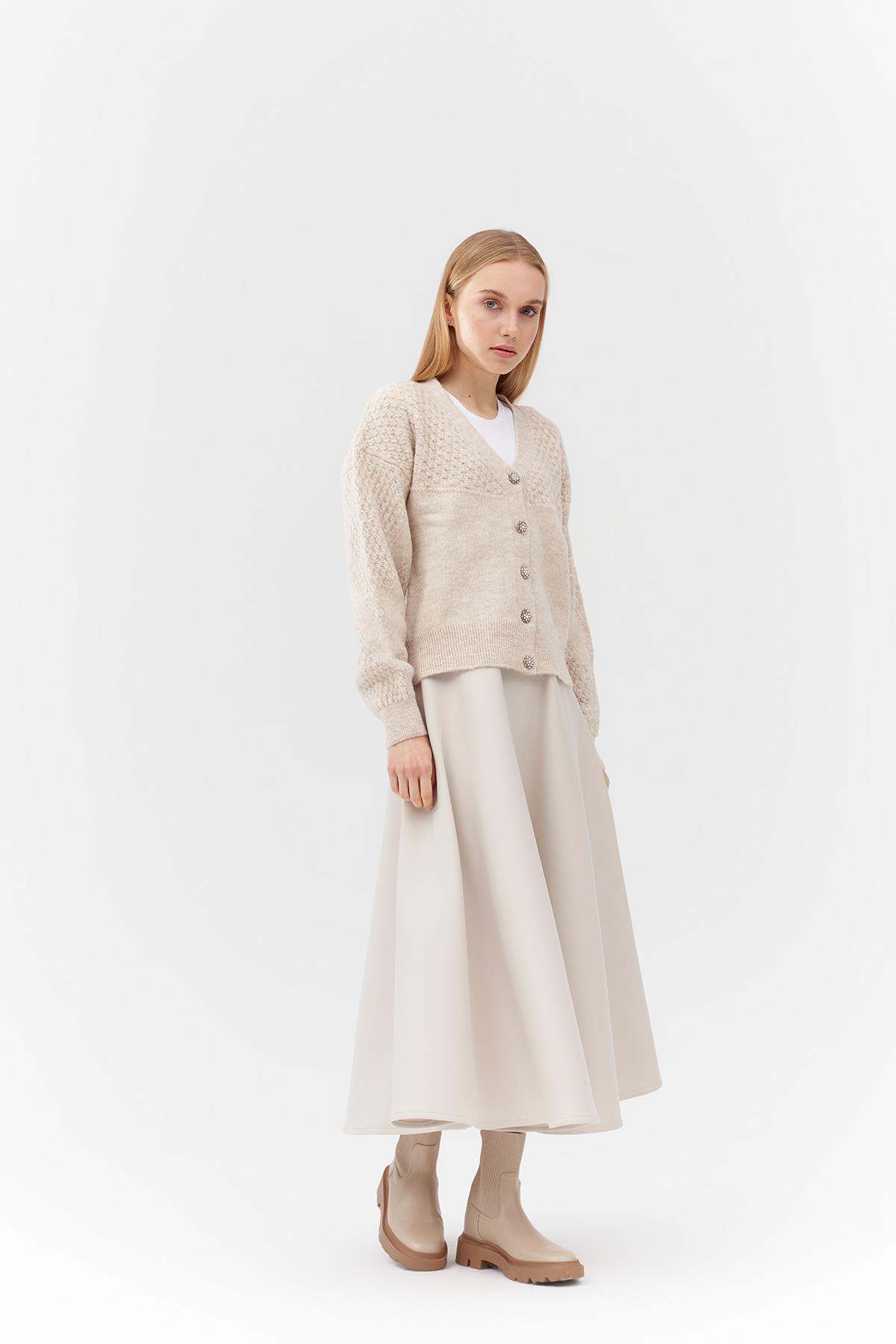 KATİE TAŞ DÜĞME DETAYLI ÖRME HIRKA - BEJ