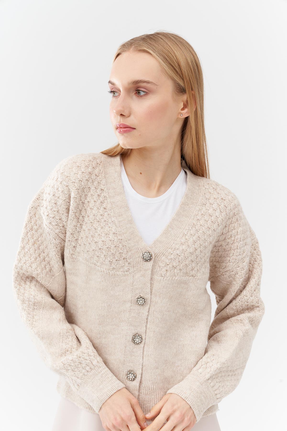 KATİE TAŞ DÜĞME DETAYLI ÖRME HIRKA - BEJ