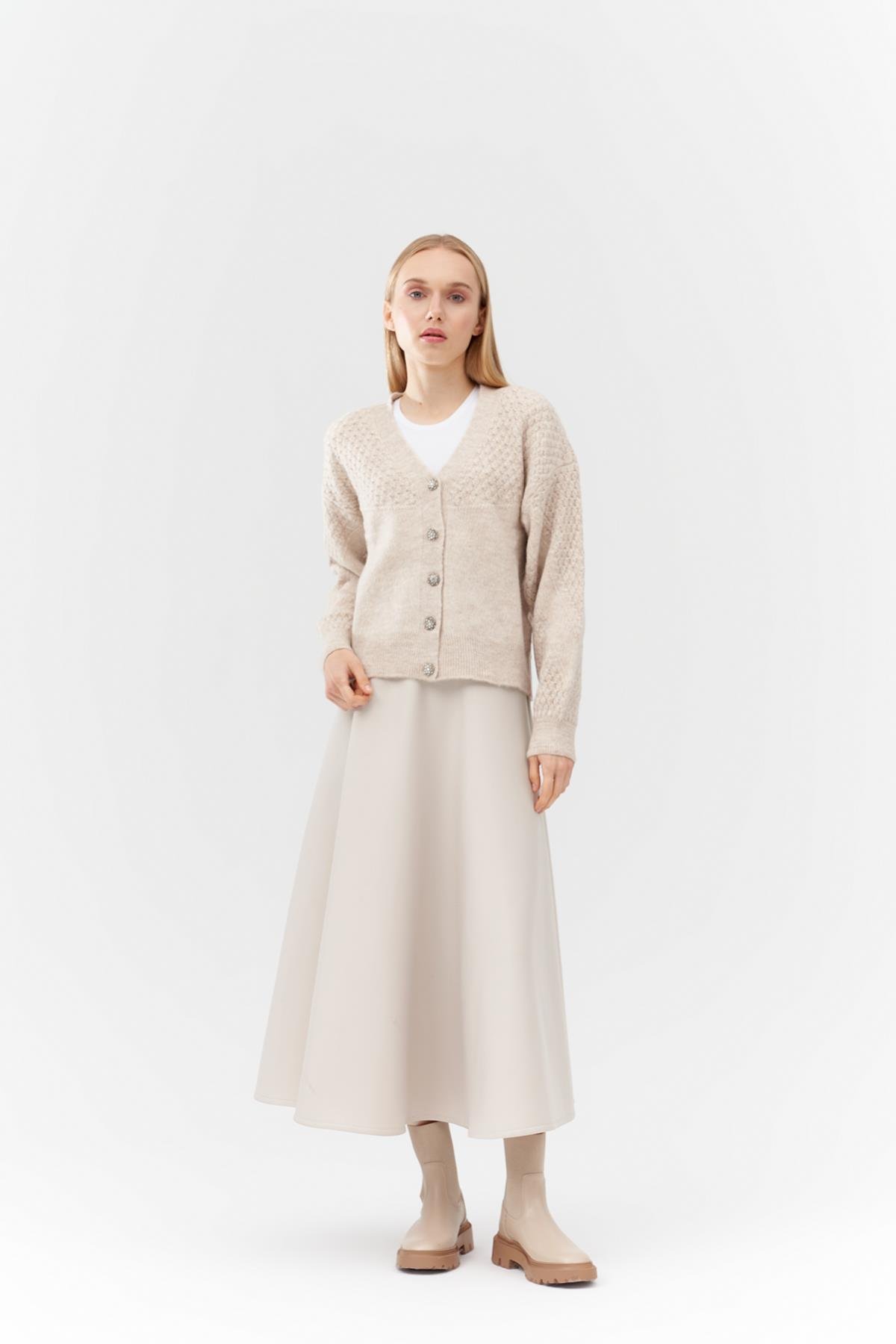 KATİE TAŞ DÜĞME DETAYLI ÖRME HIRKA - BEJ