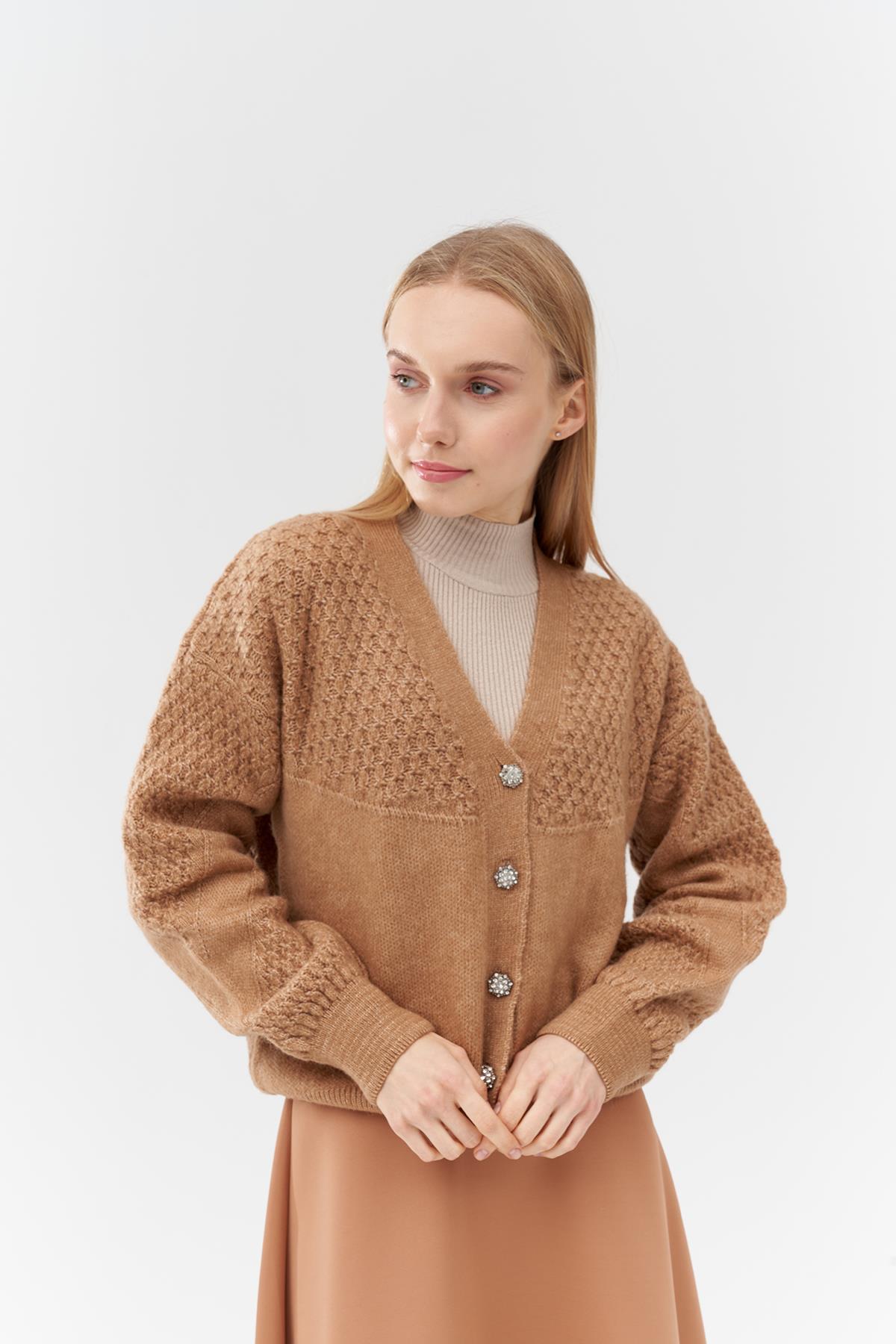 KATİE TAŞ DÜĞME DETAYLI ÖRME HIRKA - CAMEL