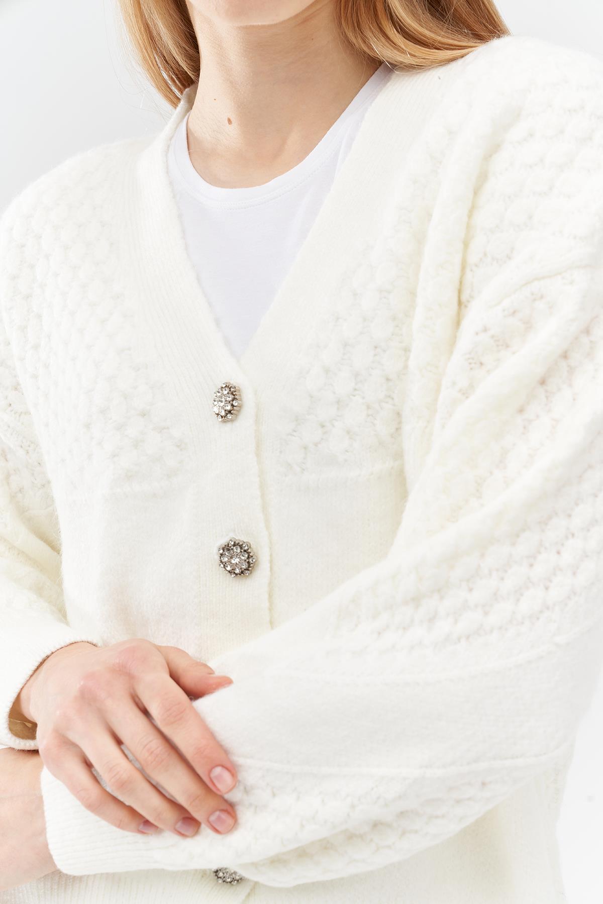 KATİE TAŞ DÜĞME DETAYLI ÖRME HIRKA - EKRU