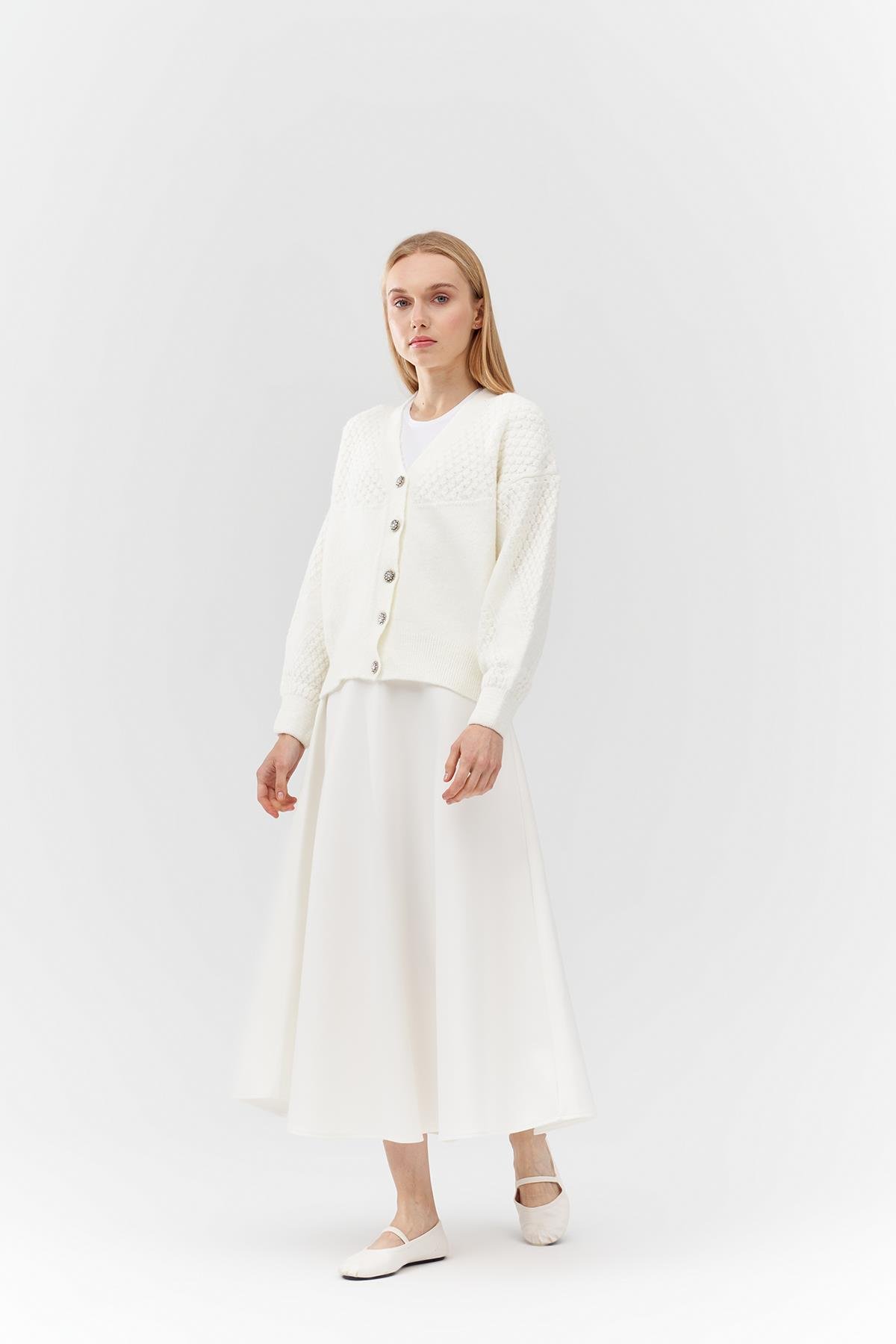 KATİE TAŞ DÜĞME DETAYLI ÖRME HIRKA - EKRU