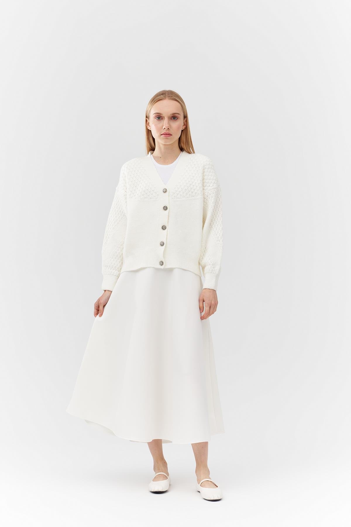 KATİE TAŞ DÜĞME DETAYLI ÖRME HIRKA - EKRU