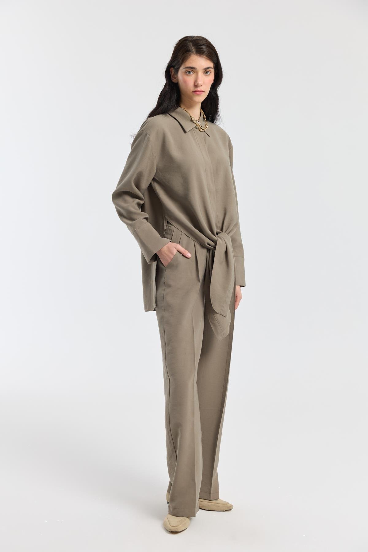 Liliya Önden Bağlamalı Pile Detaylı Takım - Vizon